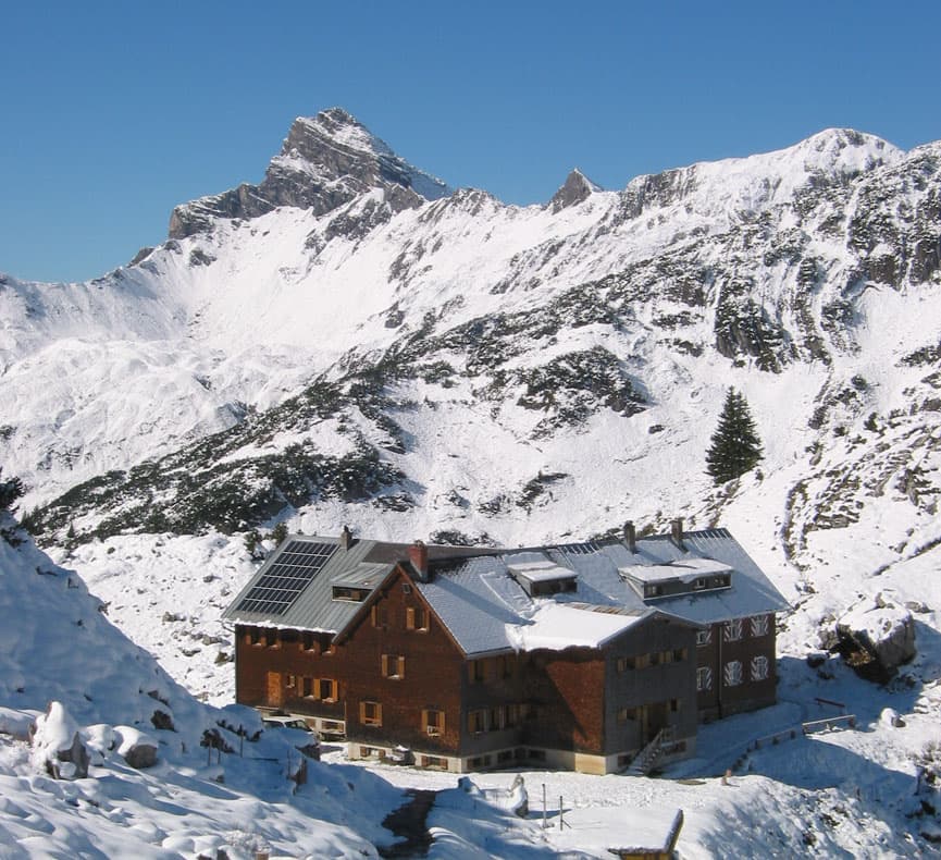 Freiburger Hütte (via Wikimedia Commons, CC BY-SA 2.5)