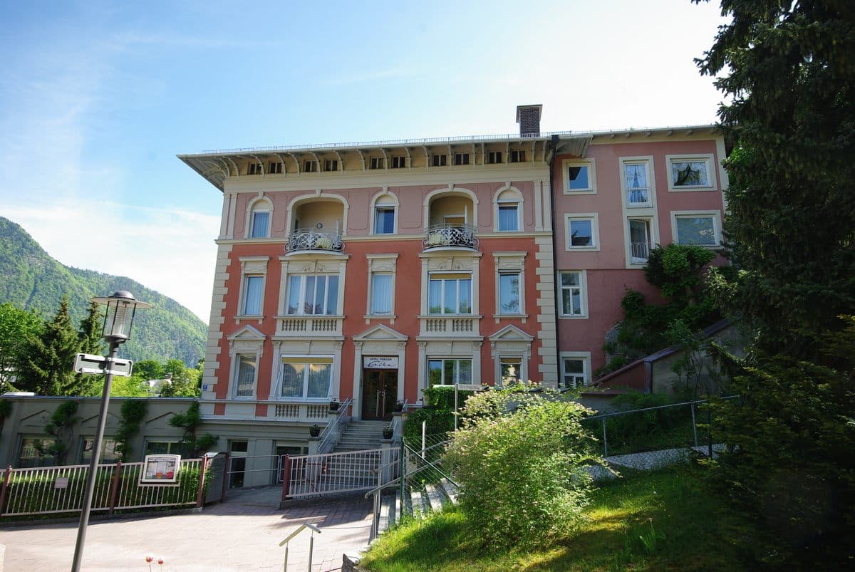 Hotel Erika (via Wikimedia Commons, CC BY-SA 3.0)