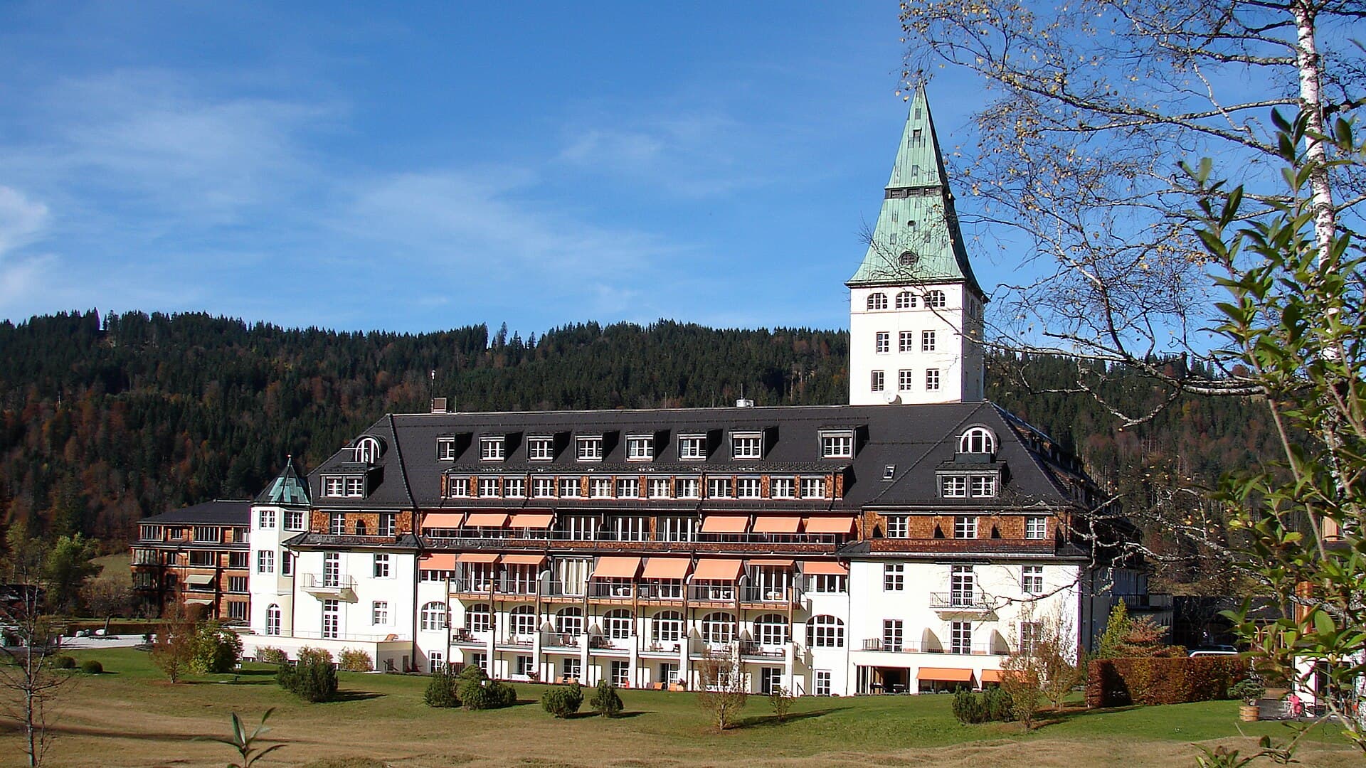 Schloss Elmau (via Wikimedia Commons, CC BY-SA 4.0)