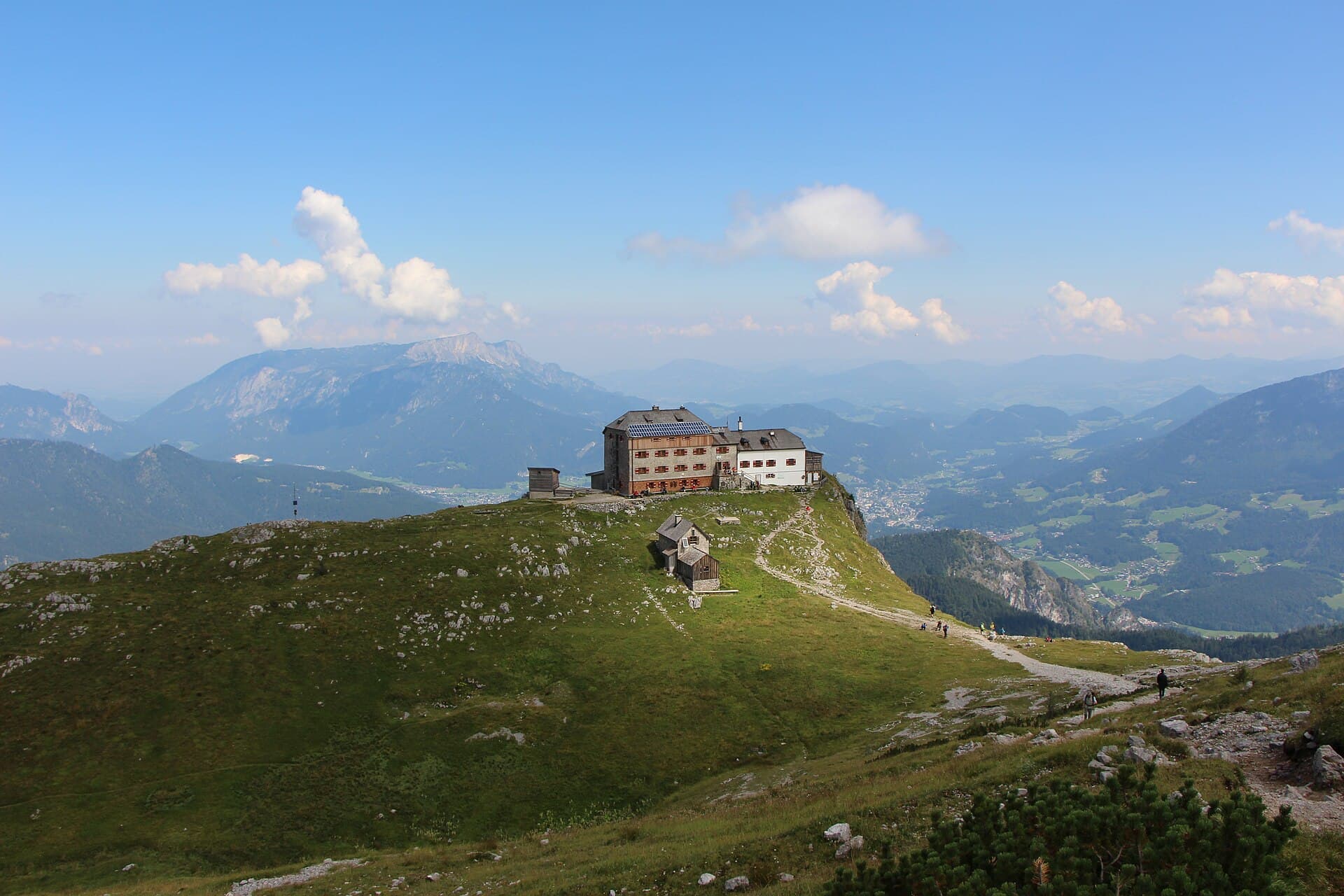 Watzmannhaus (via Wikimedia Commons, CC BY-SA 4.0)