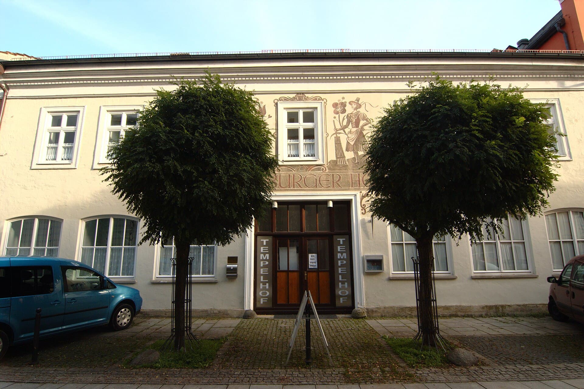 Salzburger Hof (via Wikimedia Commons, CC BY-SA 3.0)