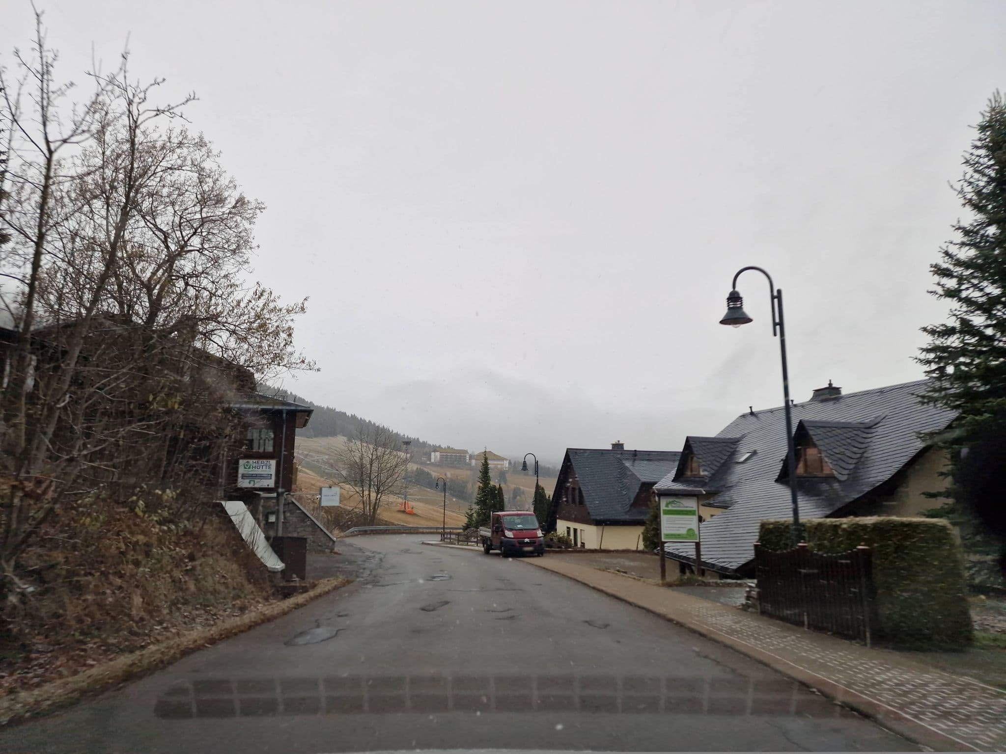 Street view near Pension am Berg, Kurort Oberwiesenthal — © canislupus (CC BY-SA · Mapillary)