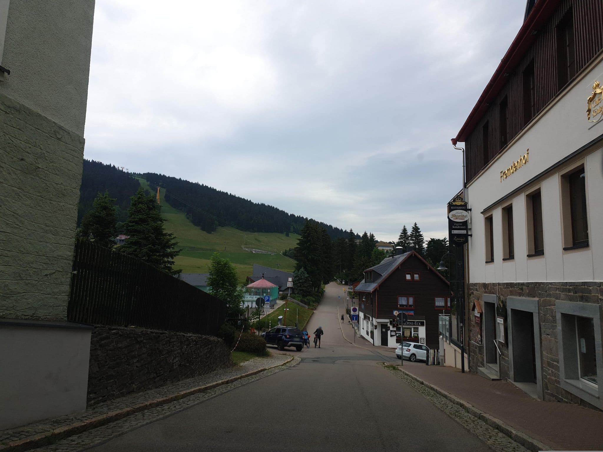 Street view near Café König, Kurort Oberwiesenthal — © canislupus (CC BY-SA · Mapillary)