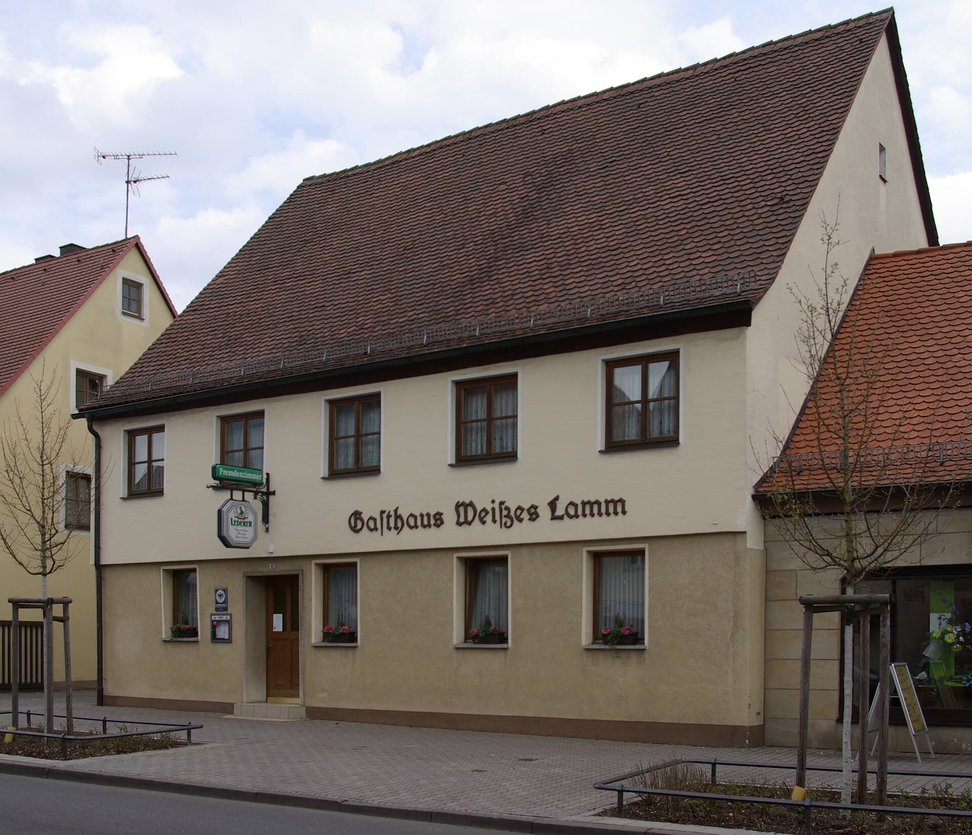 Weißes Lamm (via Wikimedia Commons, CC BY 3.0)