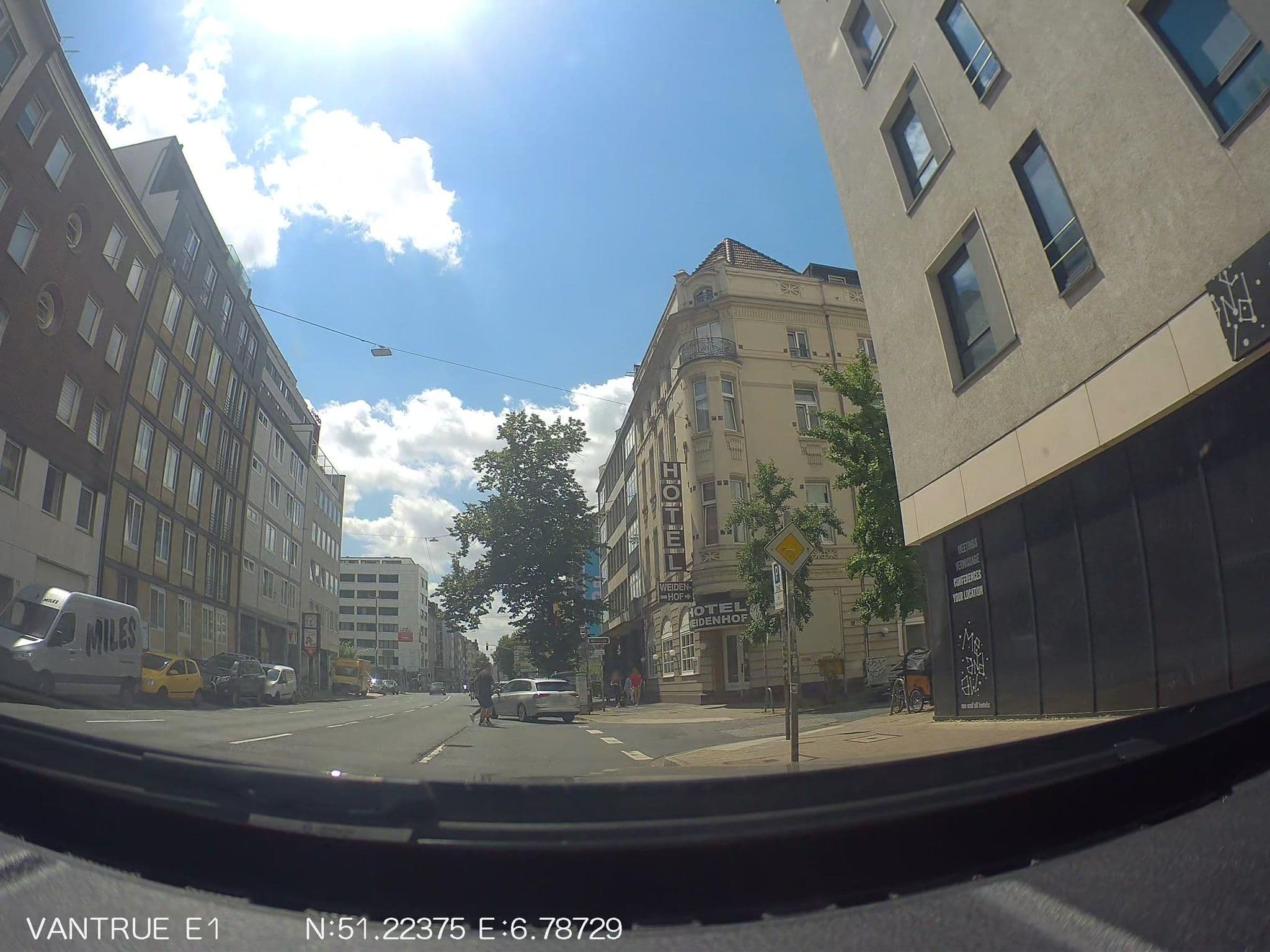 Street view near Weidenhof, Düsseldorf — © hiwi234 (CC BY-SA · Mapillary)