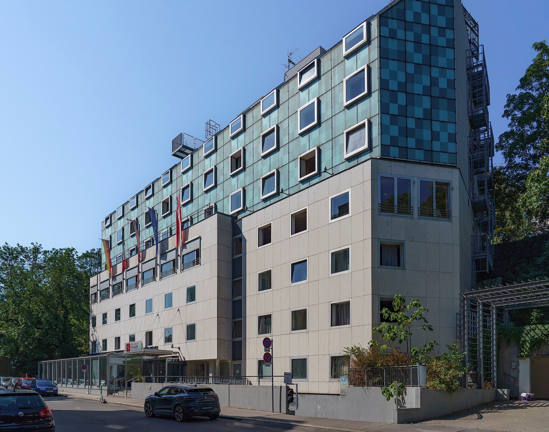 Hotel & Palais Strudlhof (via Wikimedia Commons, CC BY 4.0)