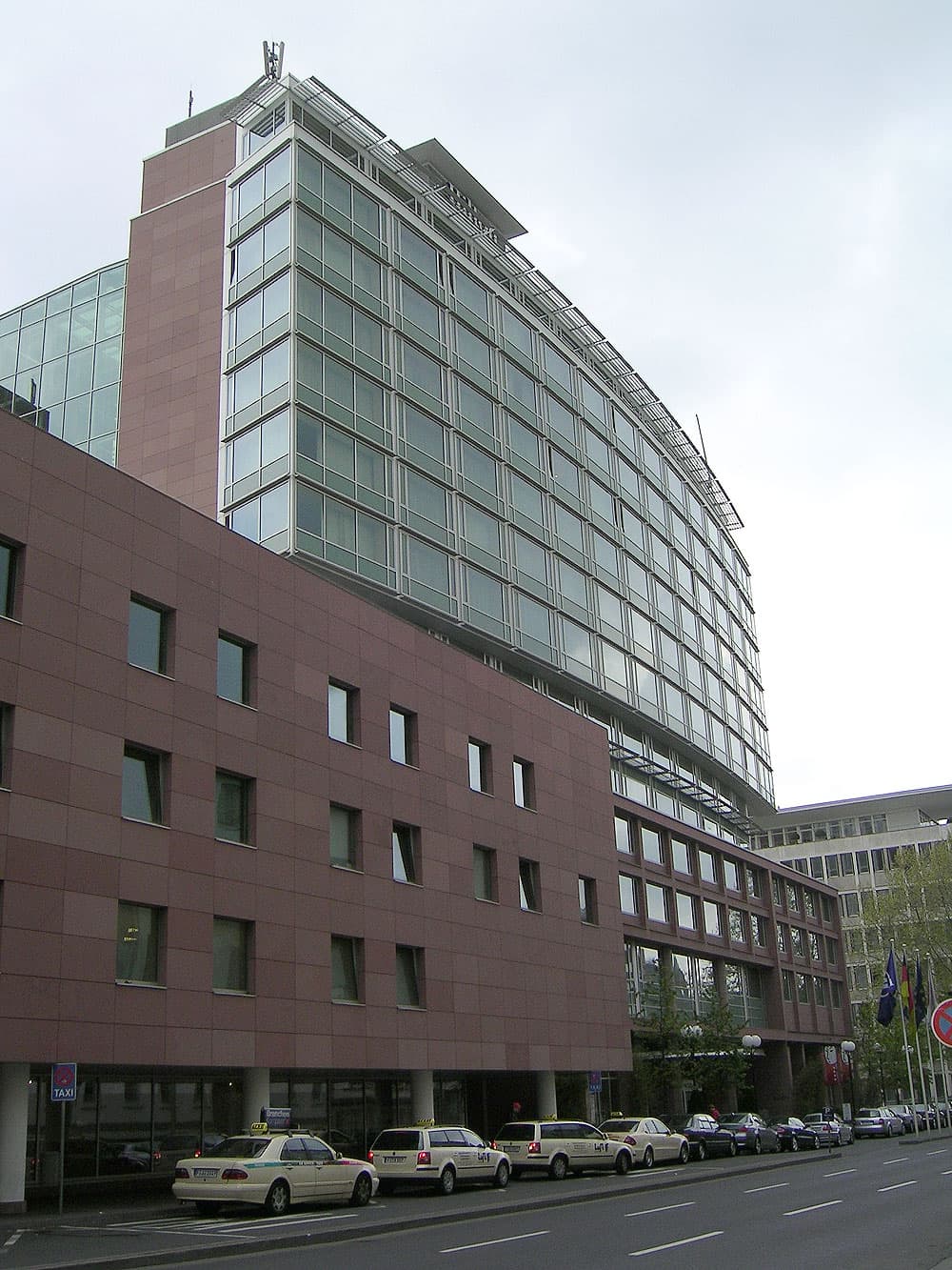 Hilton Frankfurt City Centre (via Wikimedia Commons, CC BY-SA 3.0)