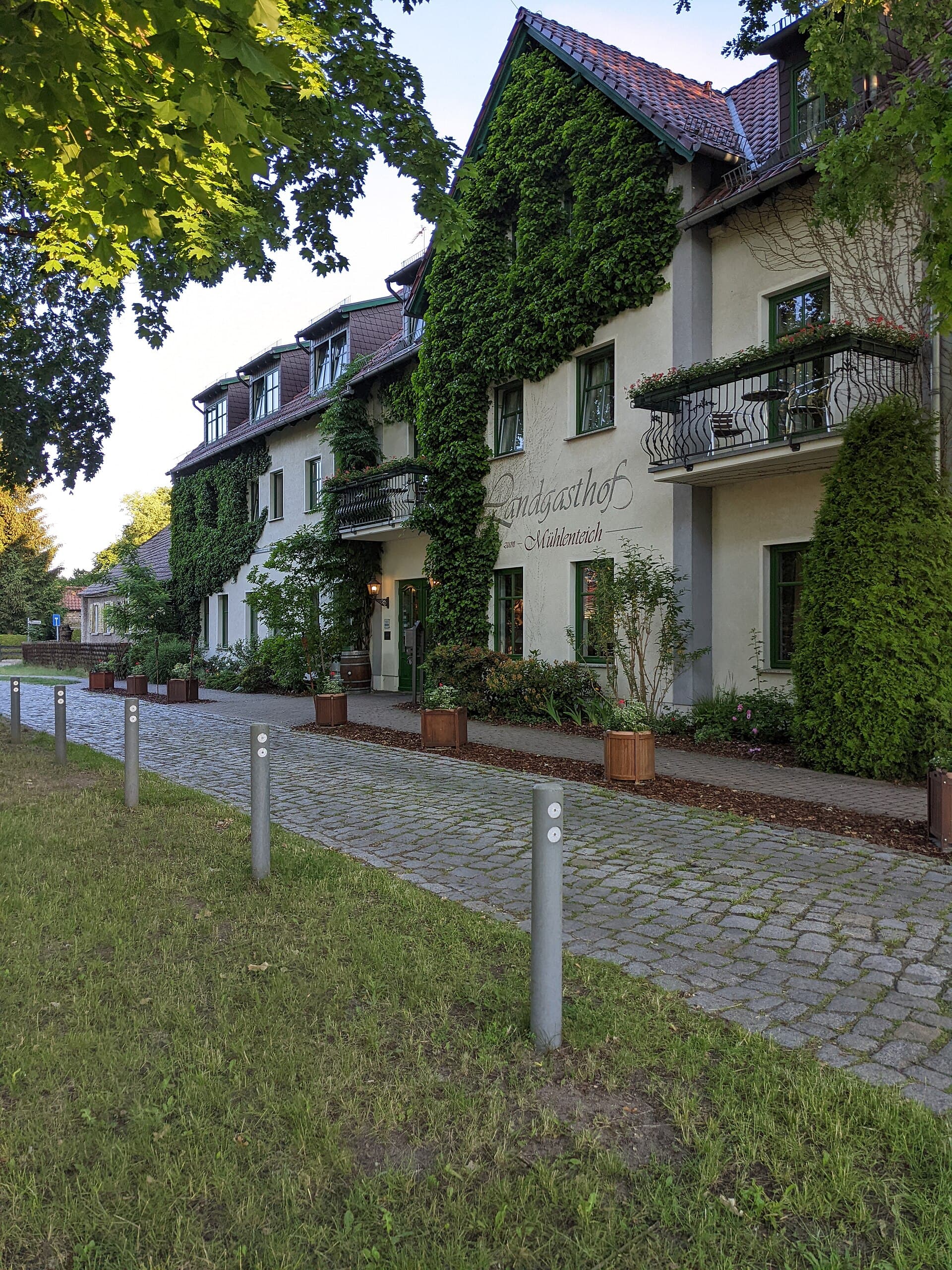 Landgasthof zum Mühlenteich (via Wikimedia Commons, CC BY-SA 4.0)