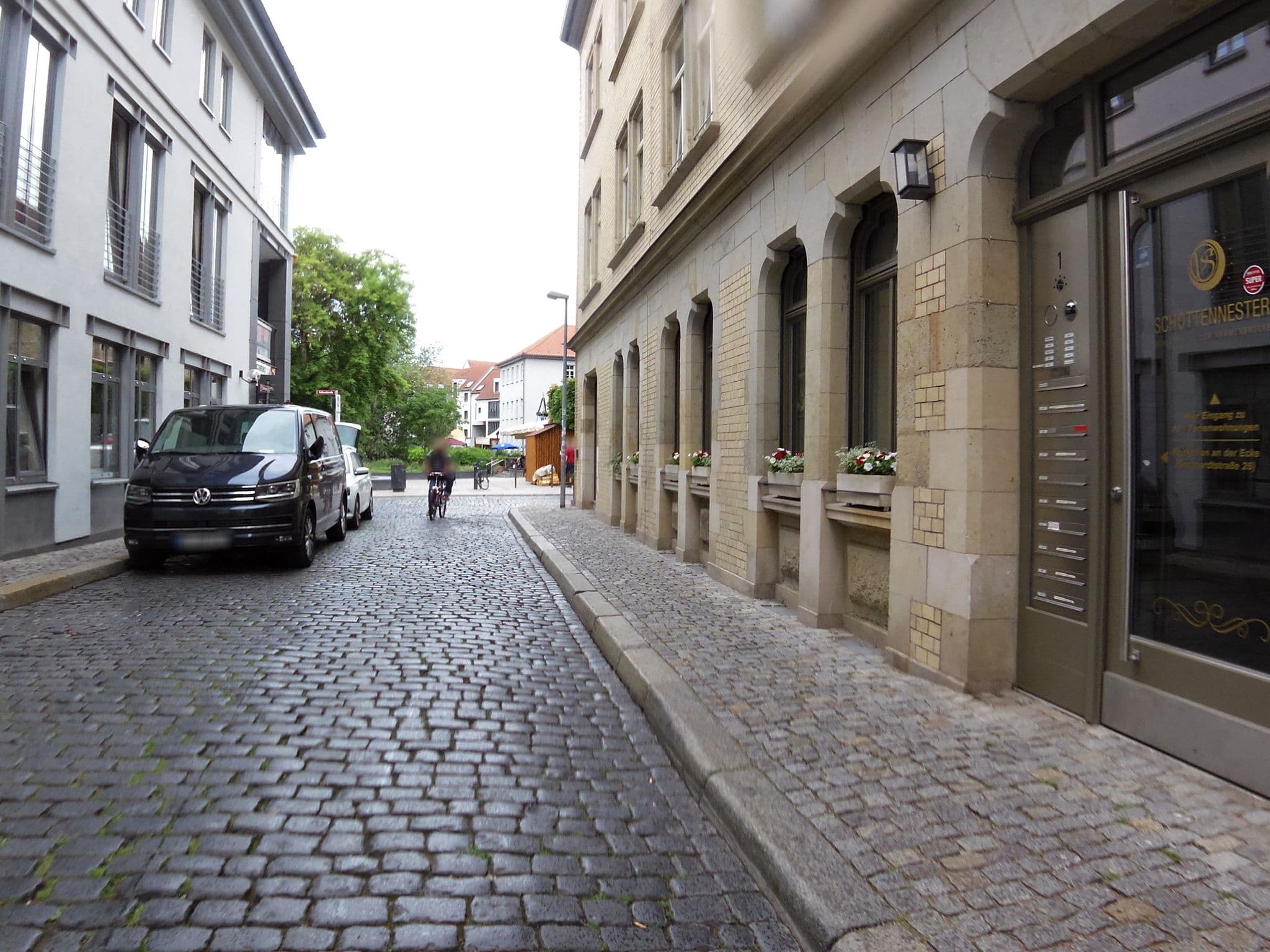 Street view near Hotel Krämerbrücke, Erfurt — © zoegglmeyr (CC BY-SA · Mapillary)