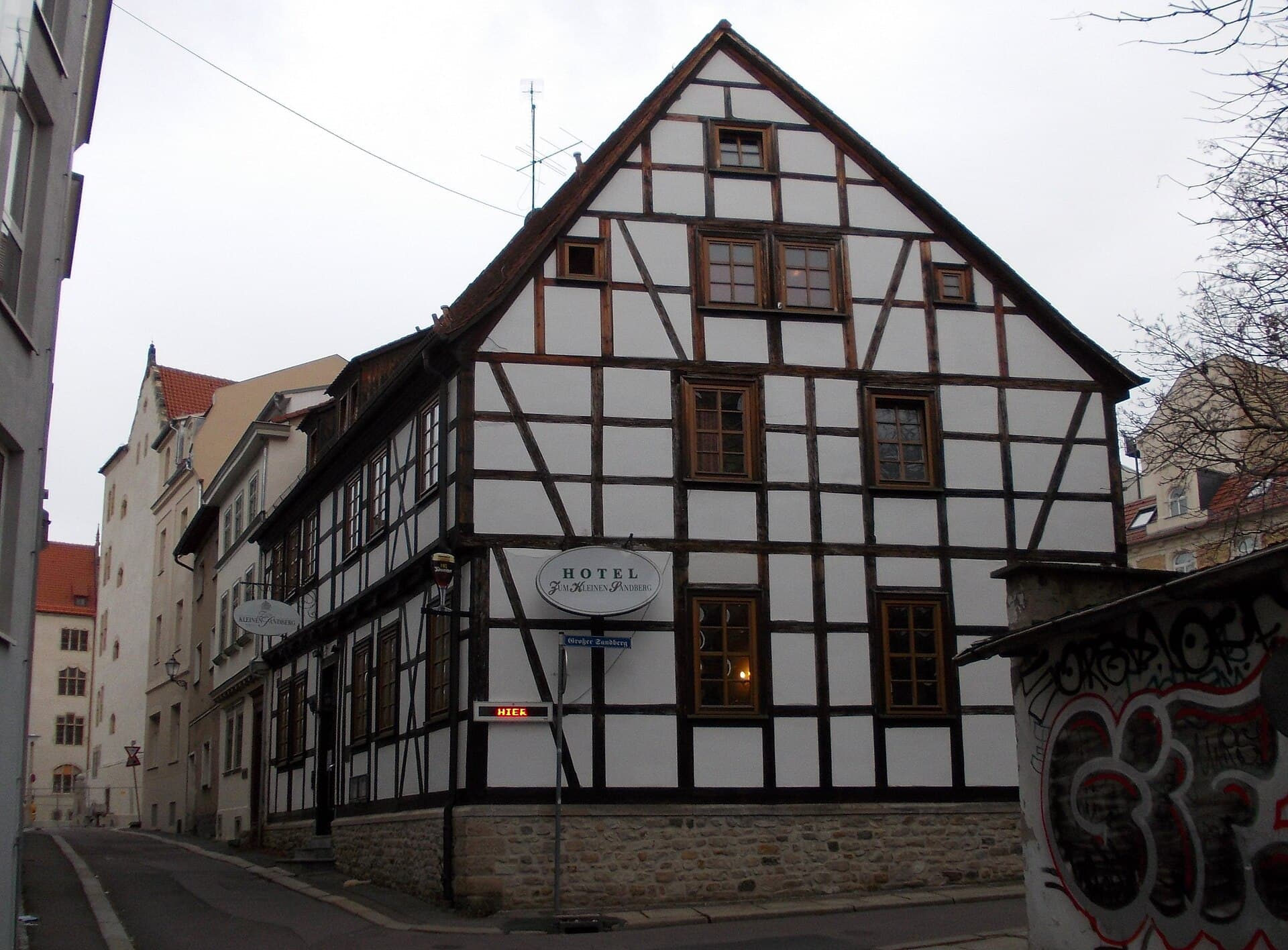 Hotel Zum kleinen Sandberg (via Wikimedia Commons, CC BY-SA 3.0)
