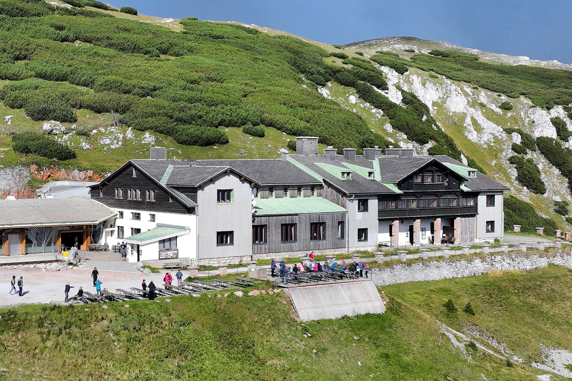 Berghaus Hochschneeberg (via Wikimedia Commons, CC BY-SA 4.0)