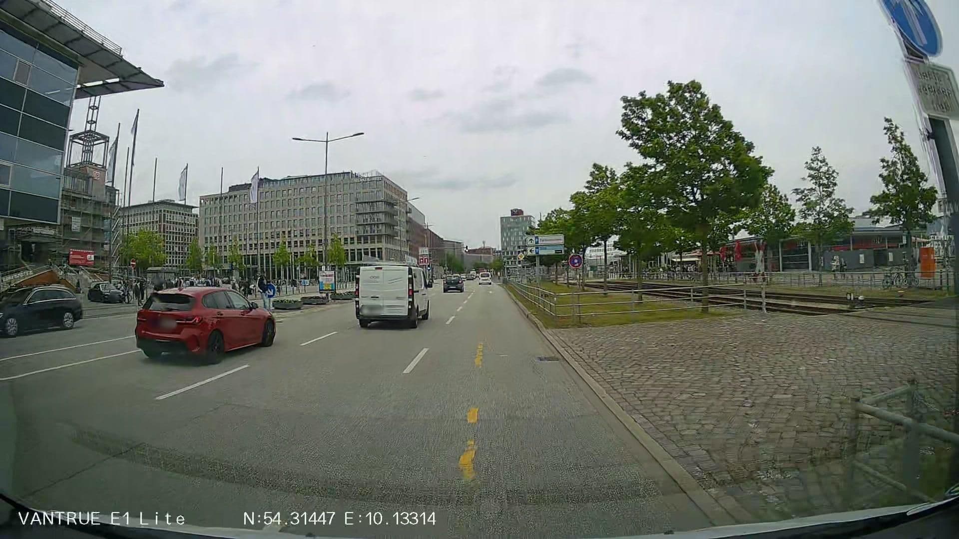 Street view near InterCityHotel Kiel, Kiel — © Hightower- (CC BY-SA · Mapillary)