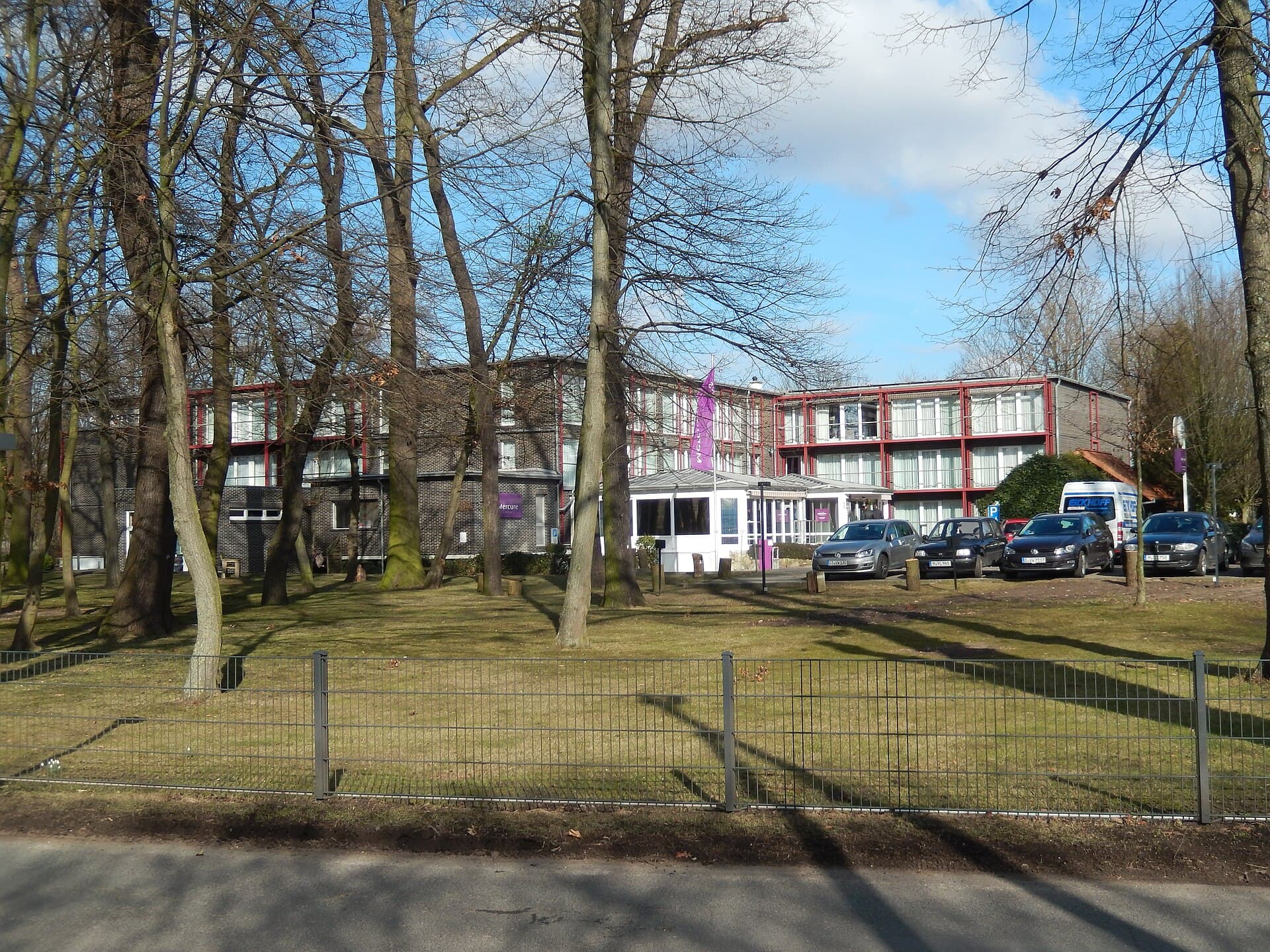 Mercure Hotel am Entenfang (via Wikimedia Commons, CC BY 4.0)