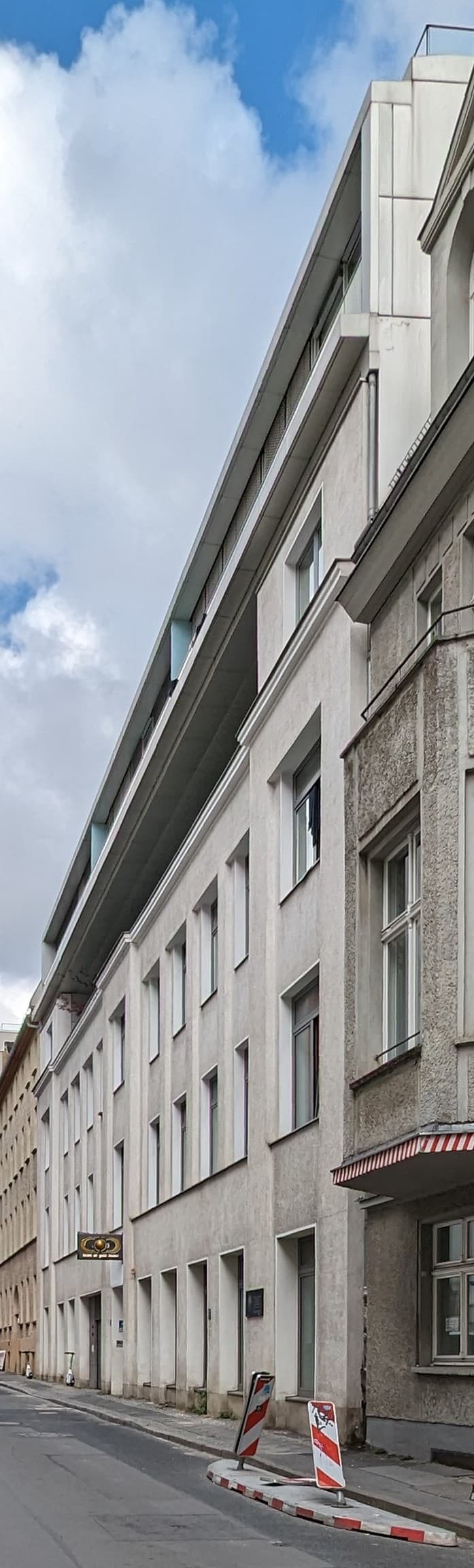 Heart of Gold Hostel Berlin (via Wikimedia Commons, CC BY-SA 4.0)