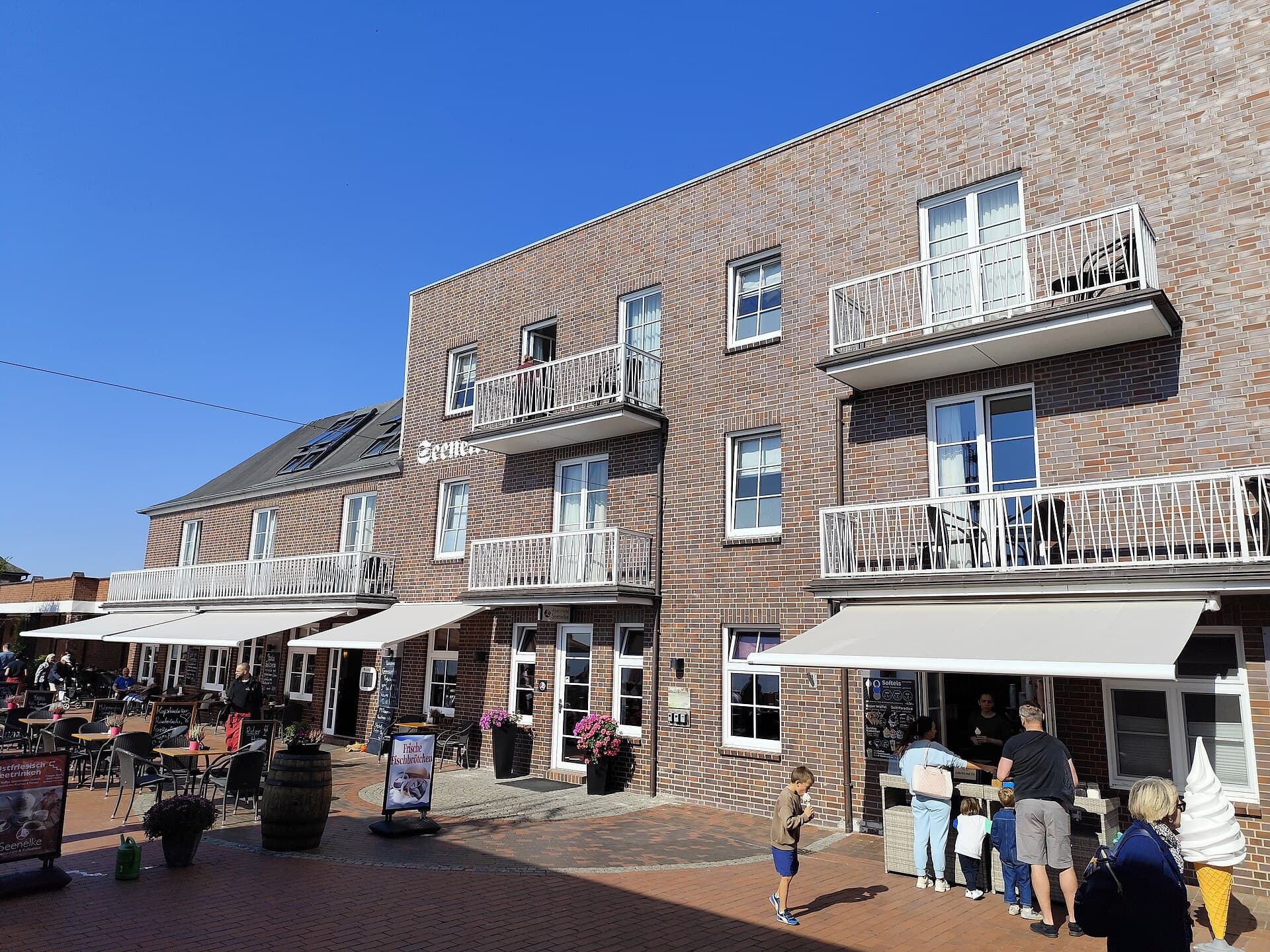 Apart-Hotel Seenelke (via Wikimedia Commons, CC BY 4.0)