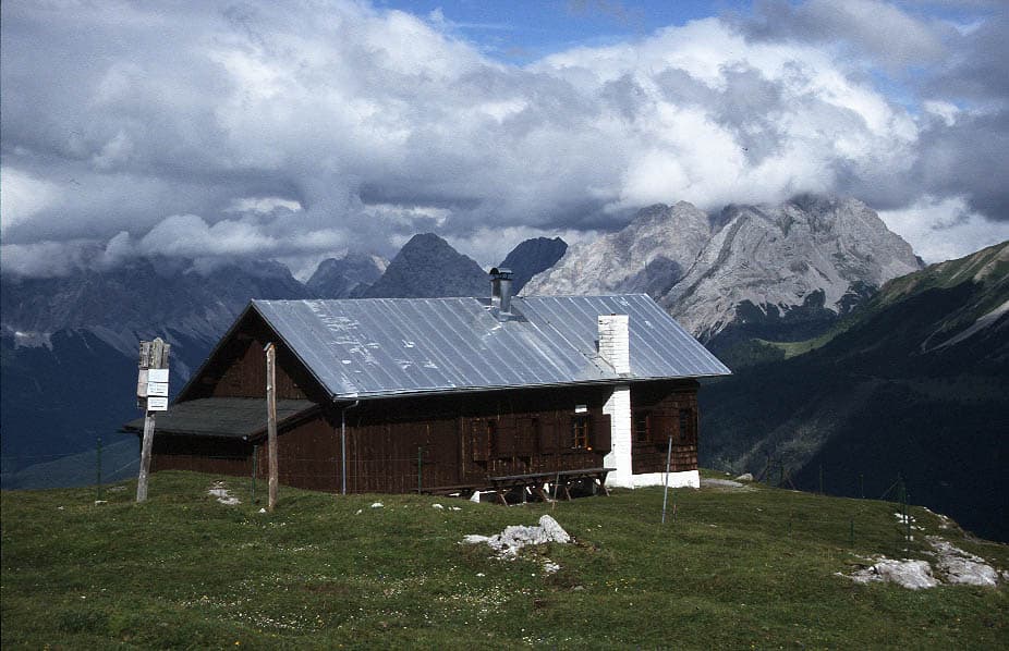 Loreahütte (via Wikimedia Commons, CC BY 3.0)