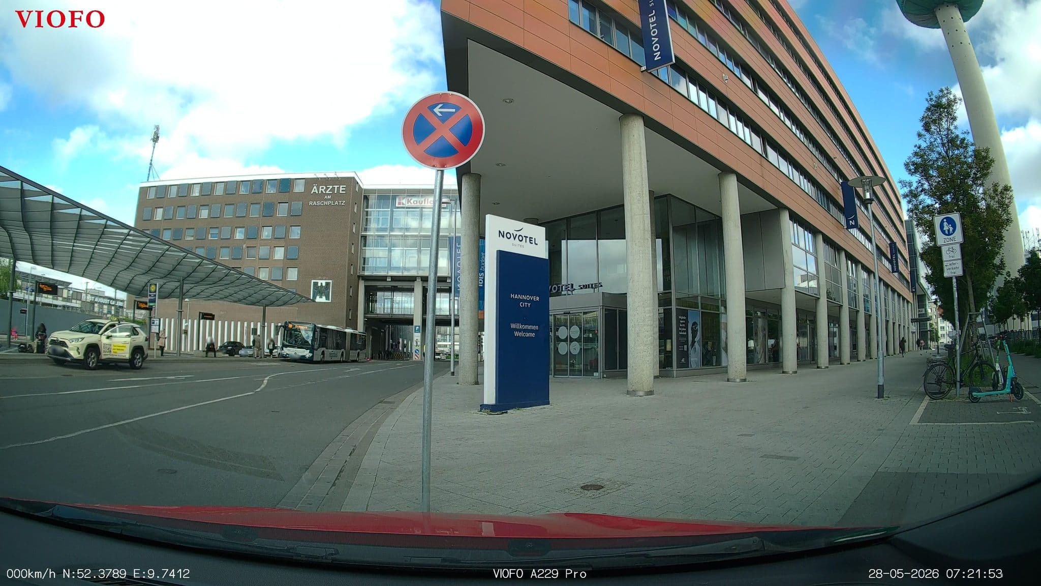 Street view near Novotel Suitehotel Hannover, Oststadt — © toaskoas (CC BY-SA · Mapillary)