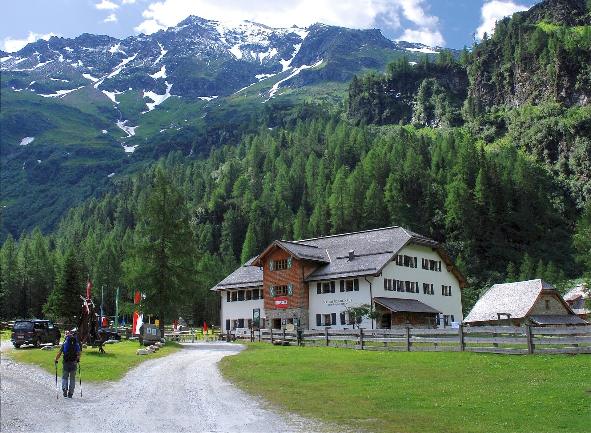 Naturfreundehaus Kolm-Saigurn (via Wikimedia Commons, CC BY 4.0)