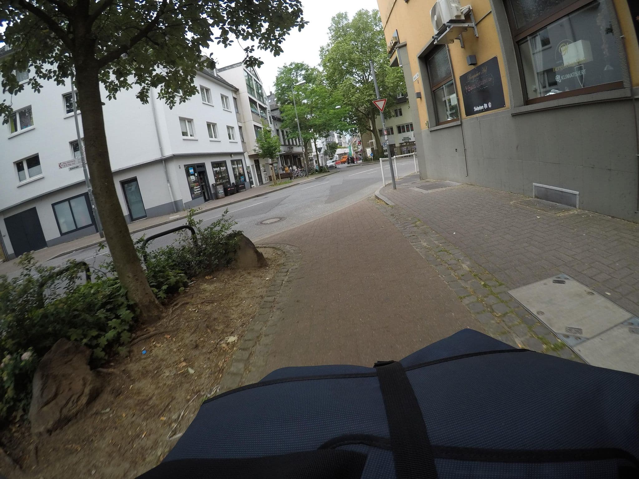Street view near Bergischer Hof, Ratingen — © mfa (CC BY-SA · Mapillary)