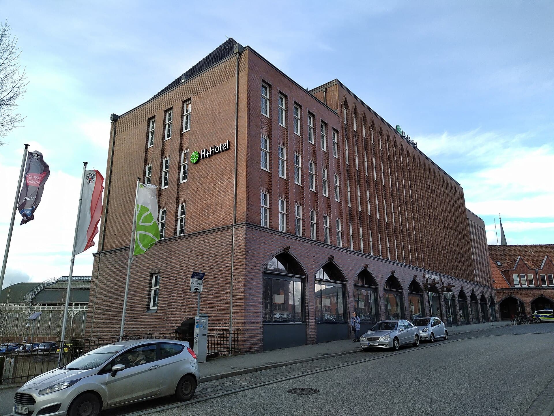 H+HOTEL Lübeck (via Wikimedia Commons, CC BY 4.0)