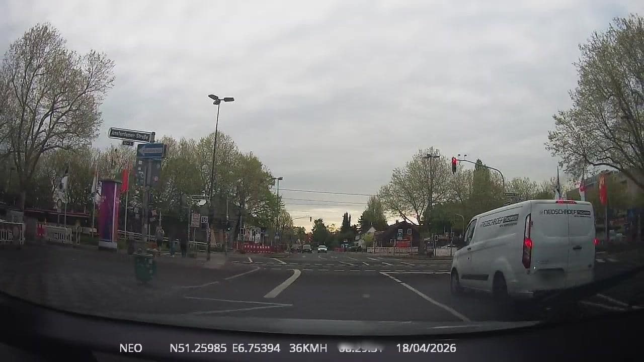 Street view near Hotel Carlton, Düsseldorf-Pempelfort — © TechniPorter (CC BY-SA · Mapillary)