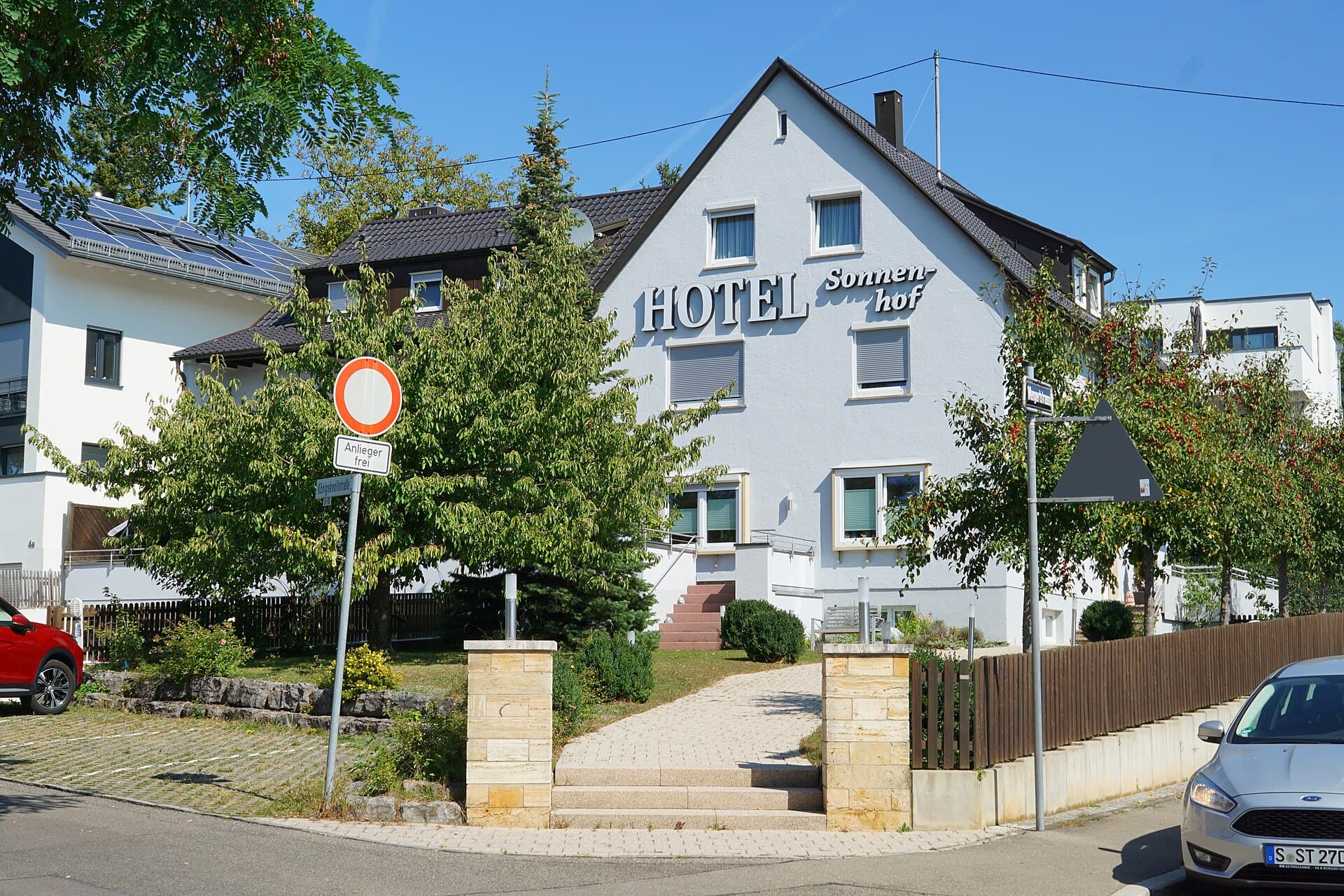 Hotel Sonnenhof (via Wikimedia Commons, CC BY-SA 3.0)