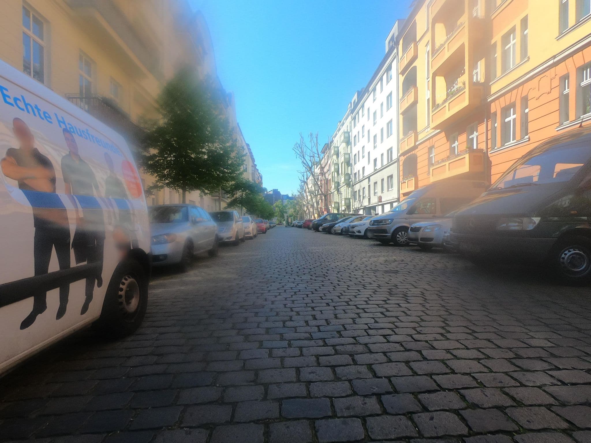 Street view near Frosch-Hostel, Gesundbrunnen — © carlheinz (CC BY-SA · Mapillary)
