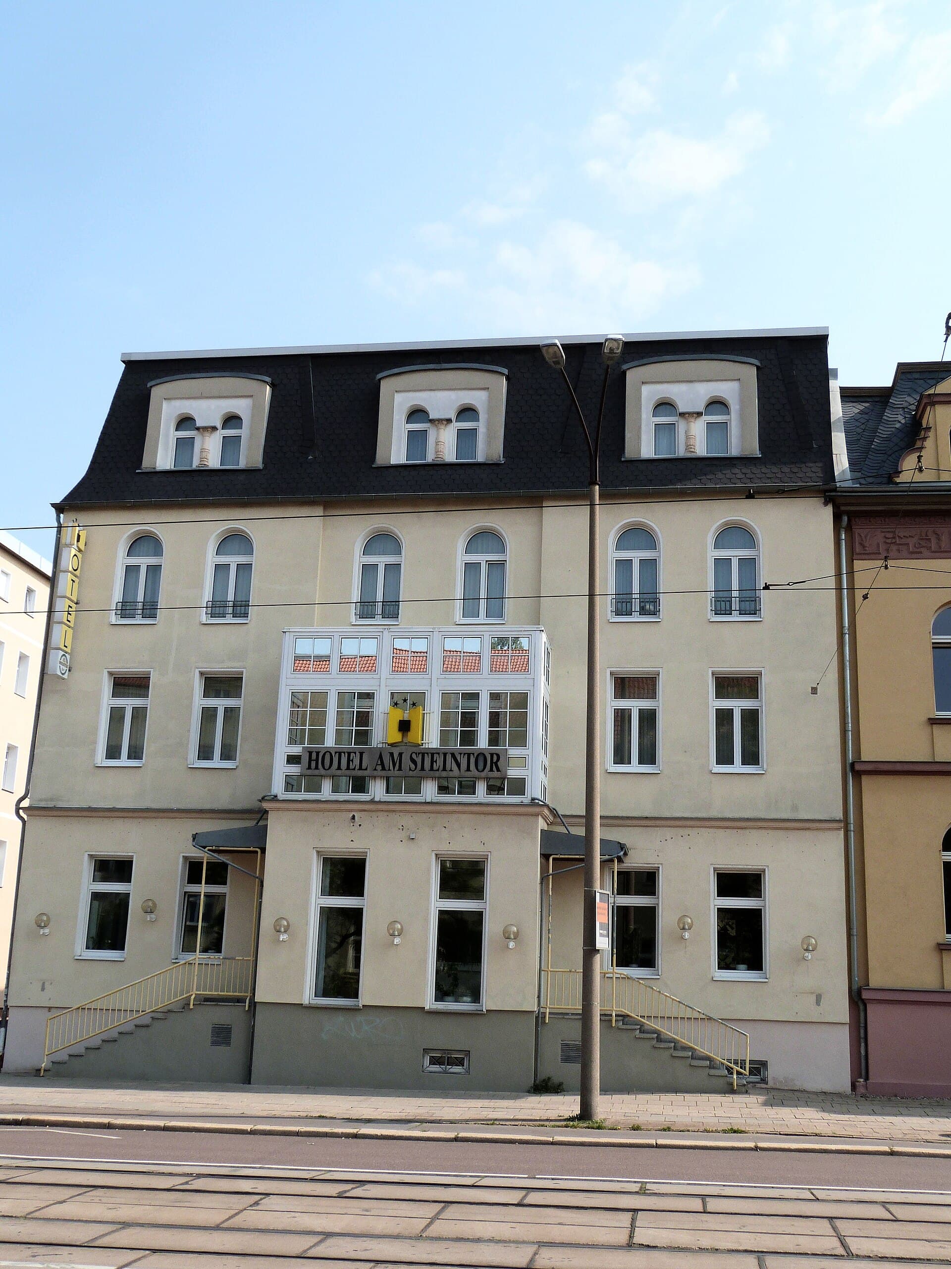 Hotel am Steintor (via Wikimedia Commons, CC BY-SA 4.0)