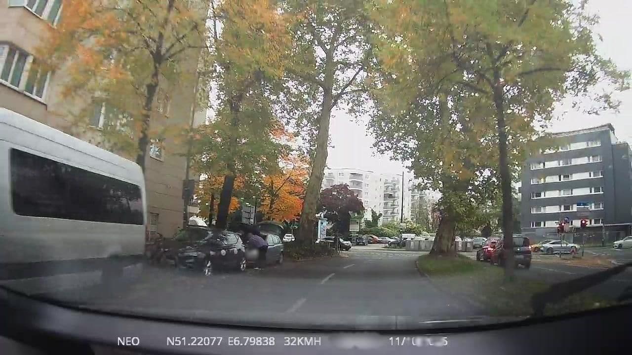 Street view near Leonardo Hotel : Düsseldorf, Düsseldorf — © TechniPorter (CC BY-SA · Mapillary)