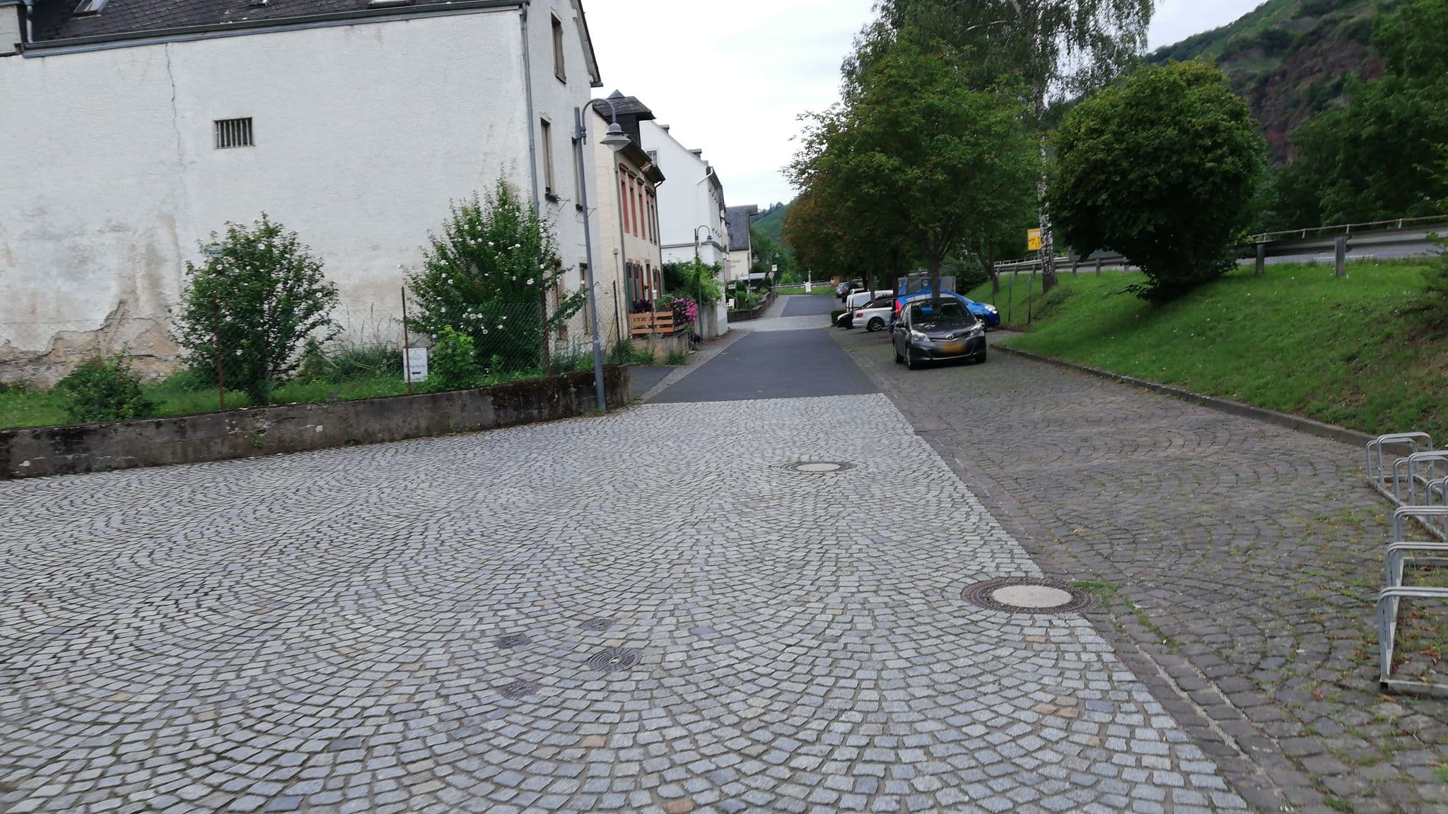 Street view near Gasthaus Hanio "zum Moseltal", Zeltingen-Rachtig — © mike2302 (CC BY-SA · Mapillary)