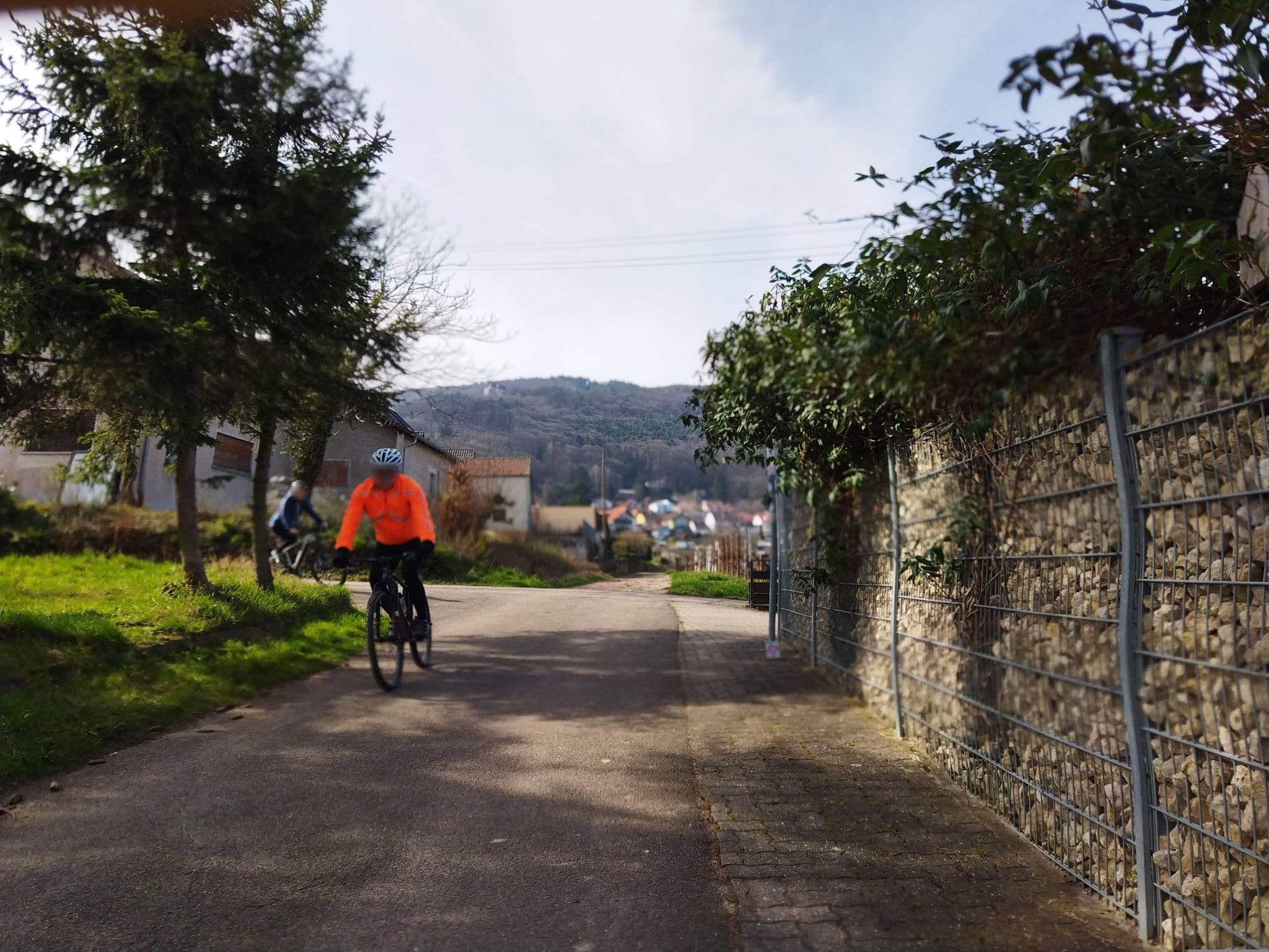 Street view near Weinhotel und Kellerei Am Schloßberg, Rhodt unter Rietburg — © changchun1 (CC BY-SA · Mapillary)