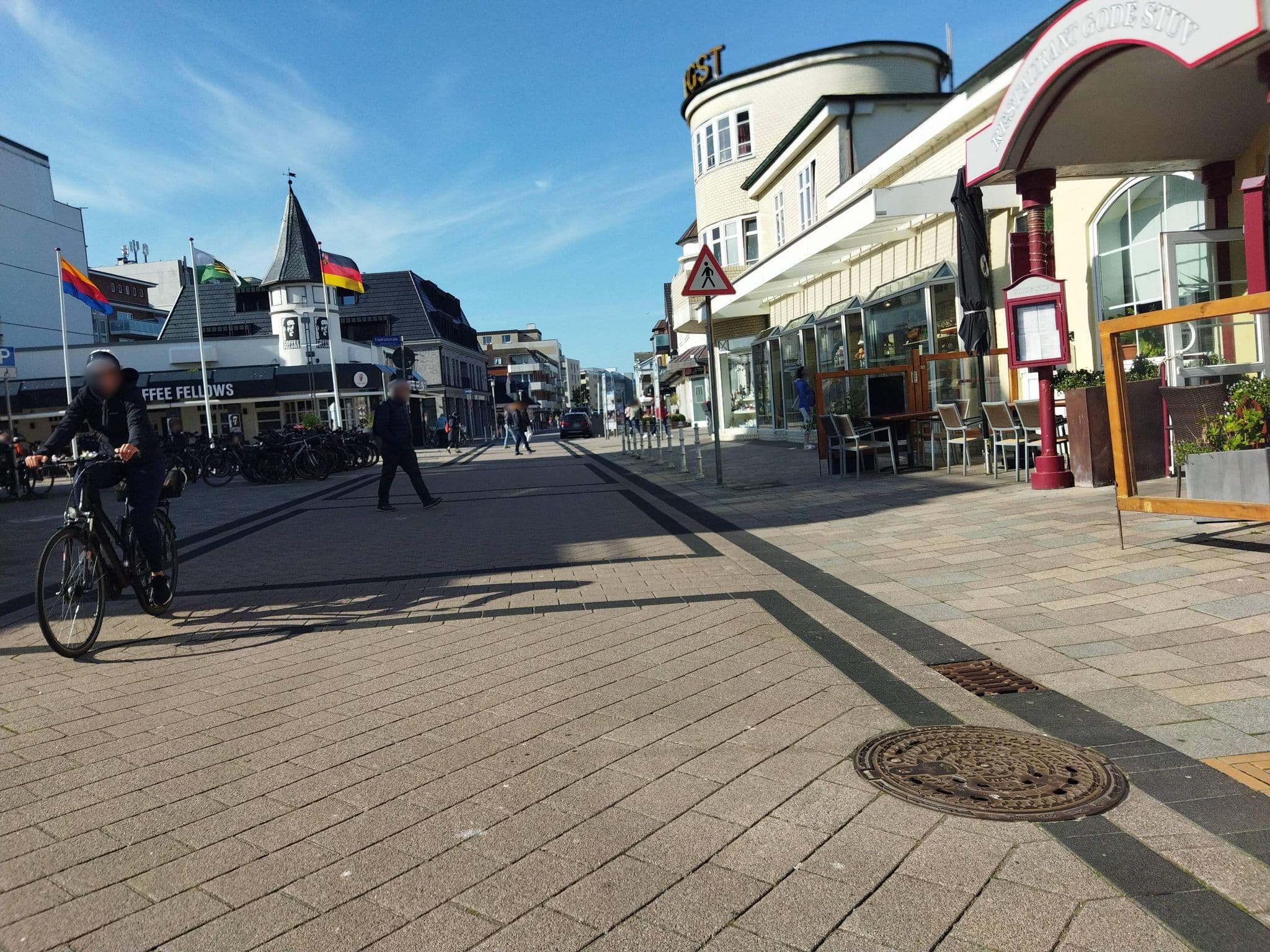 Street view near Hotel Dünenburg, Westerland — © changchun1 (CC BY-SA · Mapillary)