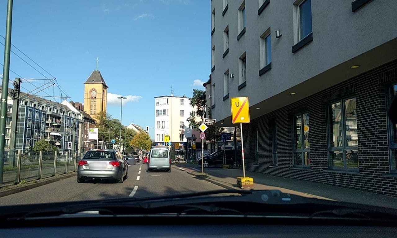 Street view near B&B Hotel, Düsseldorf — © rumglotzer (CC BY-SA · Mapillary)
