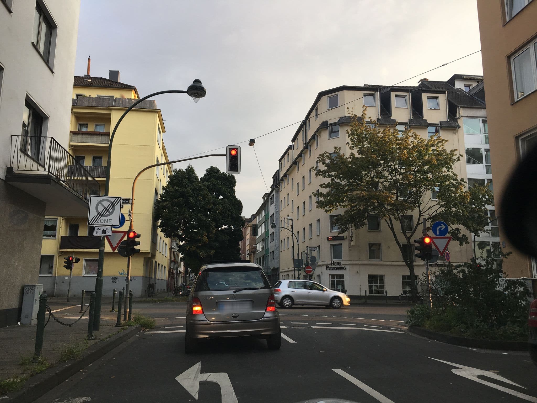 Street view near Hotel Diana, Düsseldorf — © chuck (CC BY-SA · Mapillary)