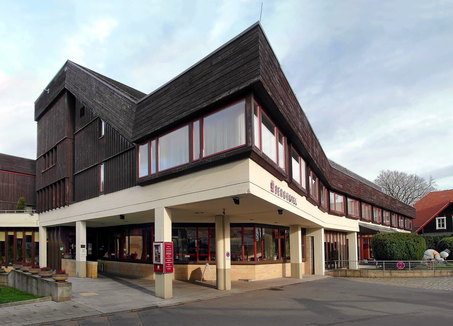 Berghotel Bastei (via Wikimedia Commons, CC BY-SA 4.0)