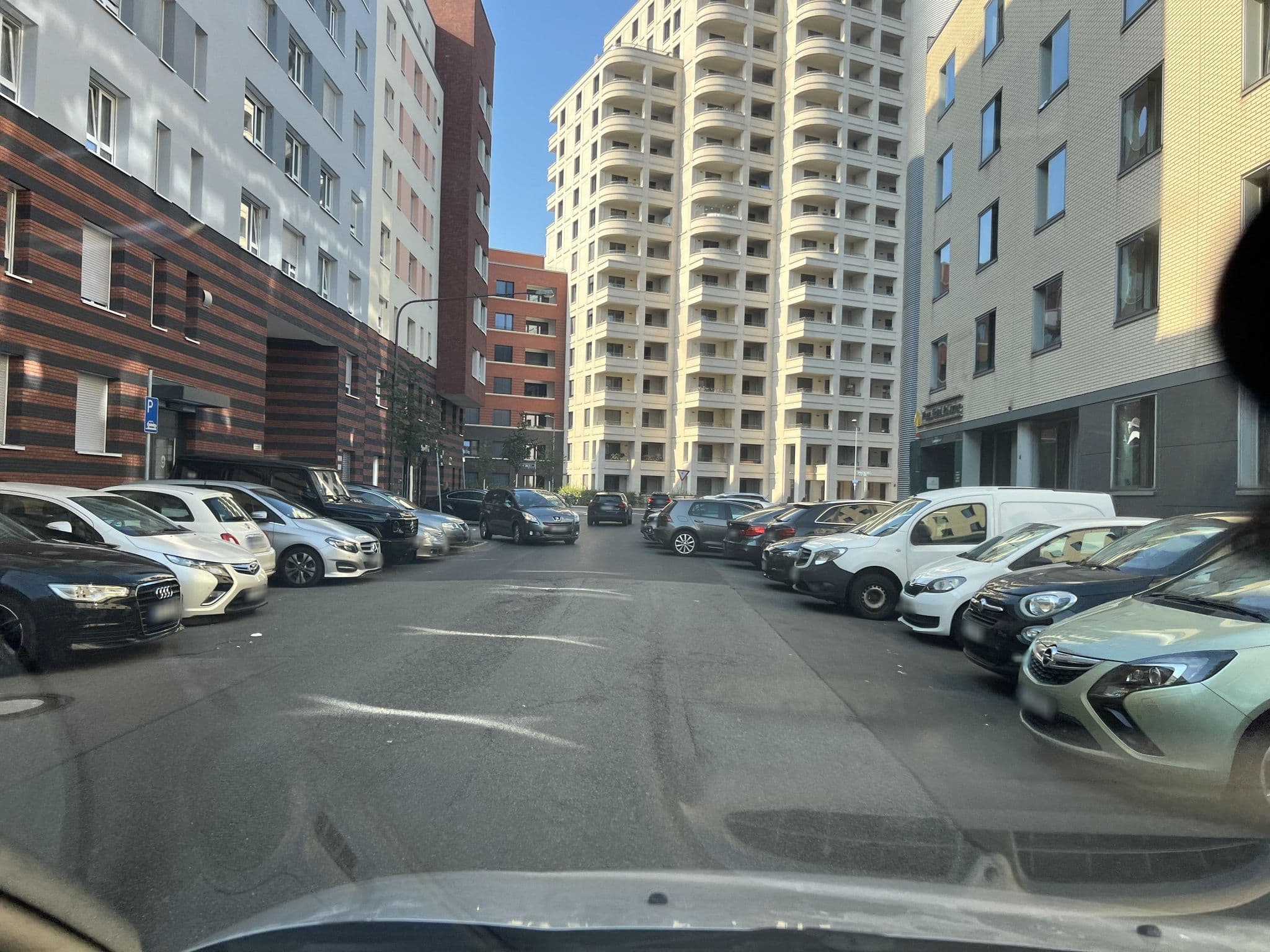 Street view near Plaza Hotel & Living, Frankfurt am Main — © robffm (CC BY-SA · Mapillary)