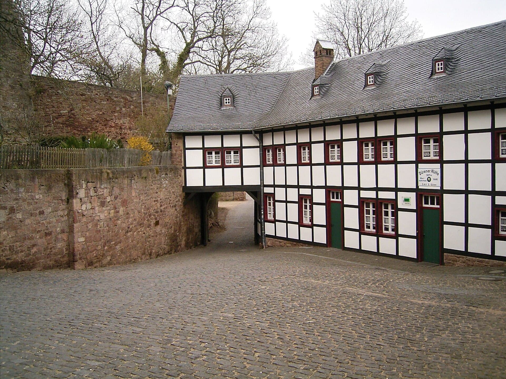 Dürener Hütte (via Wikimedia Commons, CC BY-SA 3.0)