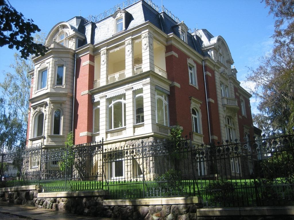 Hotel "Villa Vier Jahreszeiten" (via Wikimedia Commons, CC BY-SA 4.0)