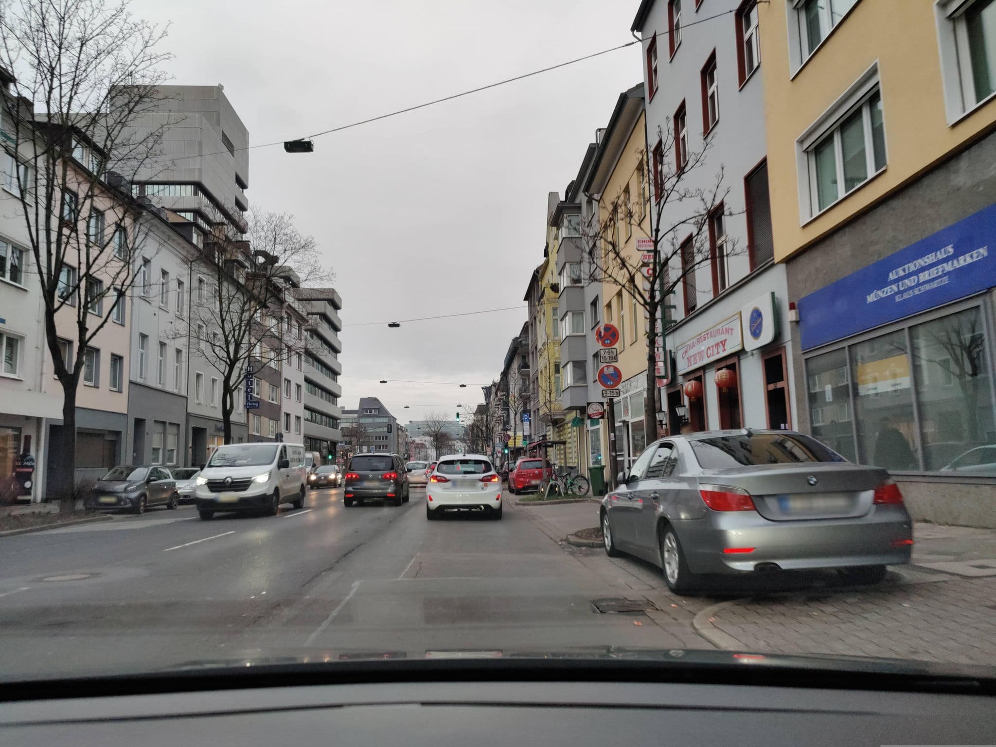 Street view near Helvetia Suites, Düsseldorf — © littlefool (CC BY-SA · Mapillary)