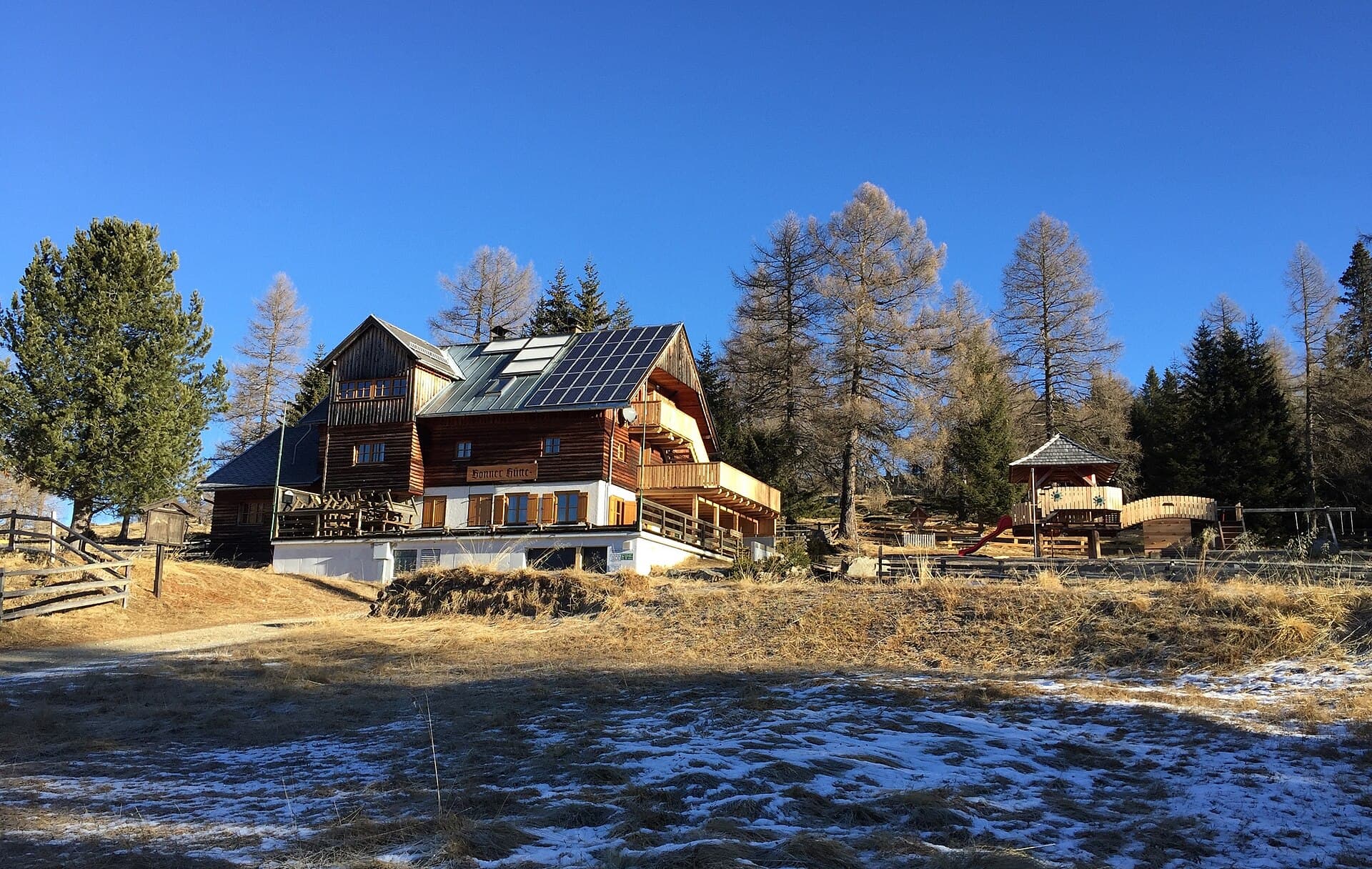 Neue Bonner Hütte (via Wikimedia Commons, CC BY-SA 4.0)