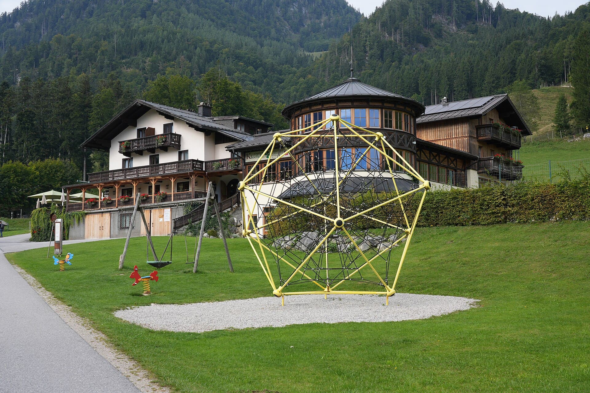 Gasthof Kleefeld (via Wikimedia Commons, CC0)