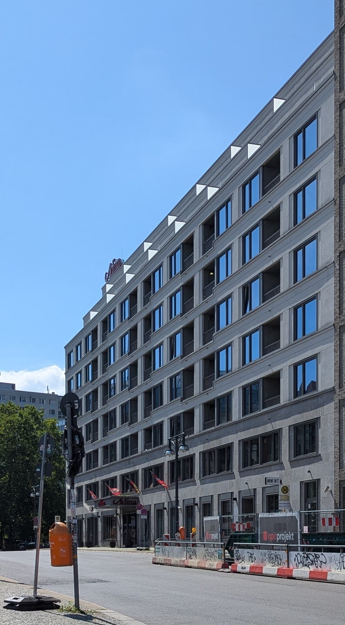 Adina Apartment Hotel Berlin Hackescher Markt (via Wikimedia Commons, CC BY-SA 4.0)