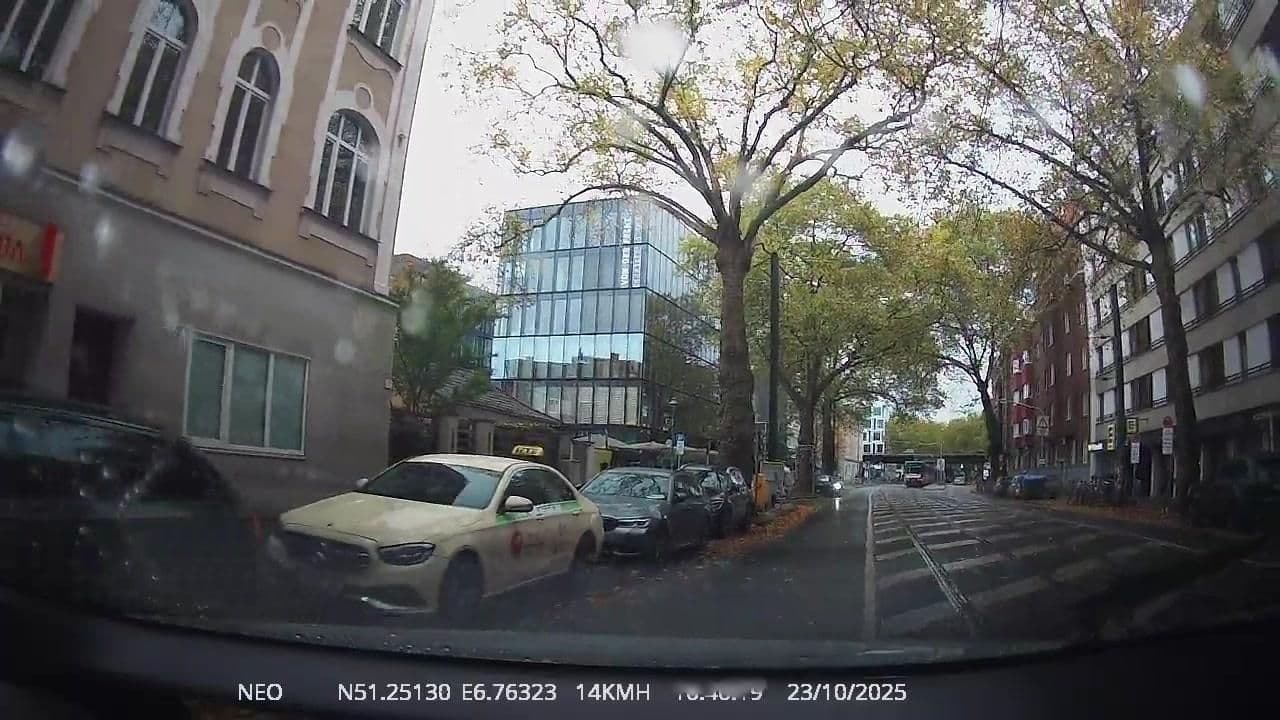 Street view near Hotel Alexsandra, Düsseldorf-Pempelfort — © TechniPorter (CC BY-SA · Mapillary)
