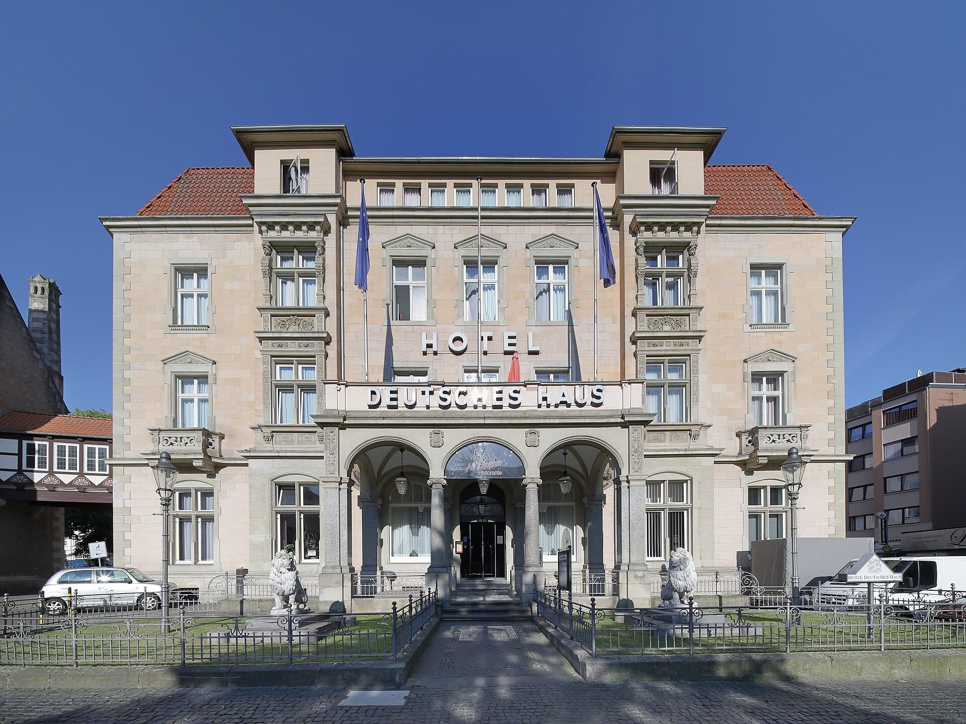 Deutsches Haus (via Wikimedia Commons, CC BY-SA 4.0)