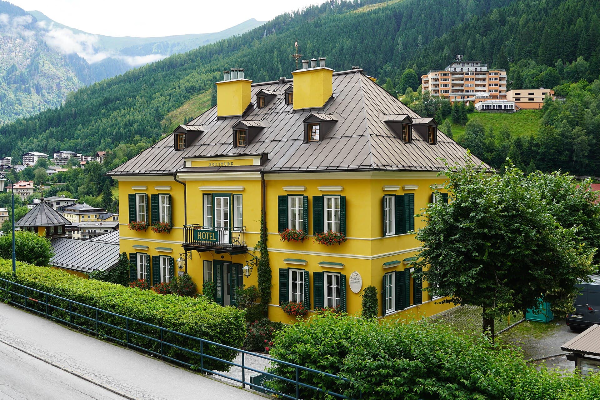 Villa Solitude (via Wikimedia Commons, CC BY-SA 4.0)