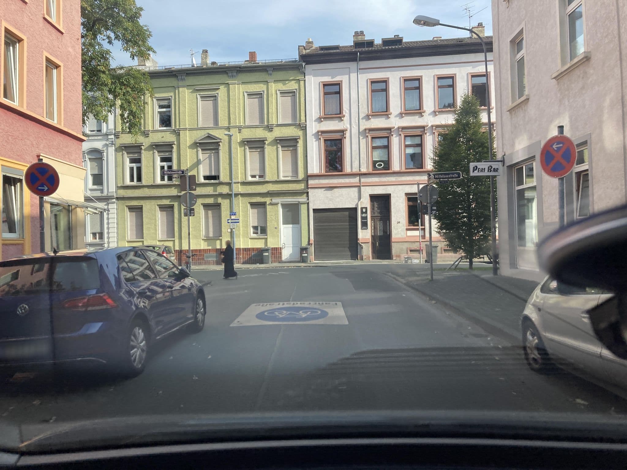 Street view near Hotel Central, Offenbach — © robffm (CC BY-SA · Mapillary)