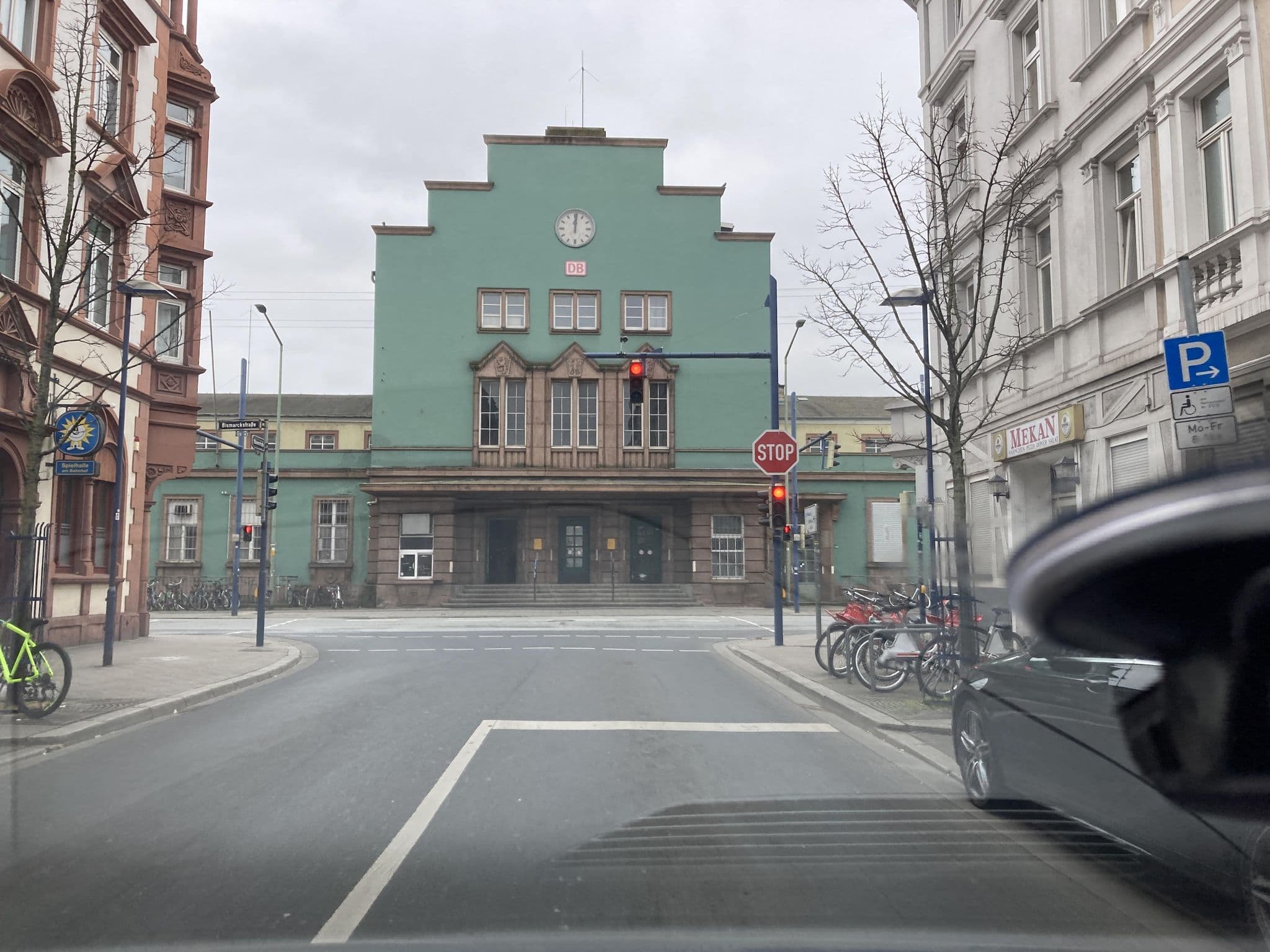 Street view near Hotel Garni Djaran, Offenbach — © robffm (CC BY-SA · Mapillary)