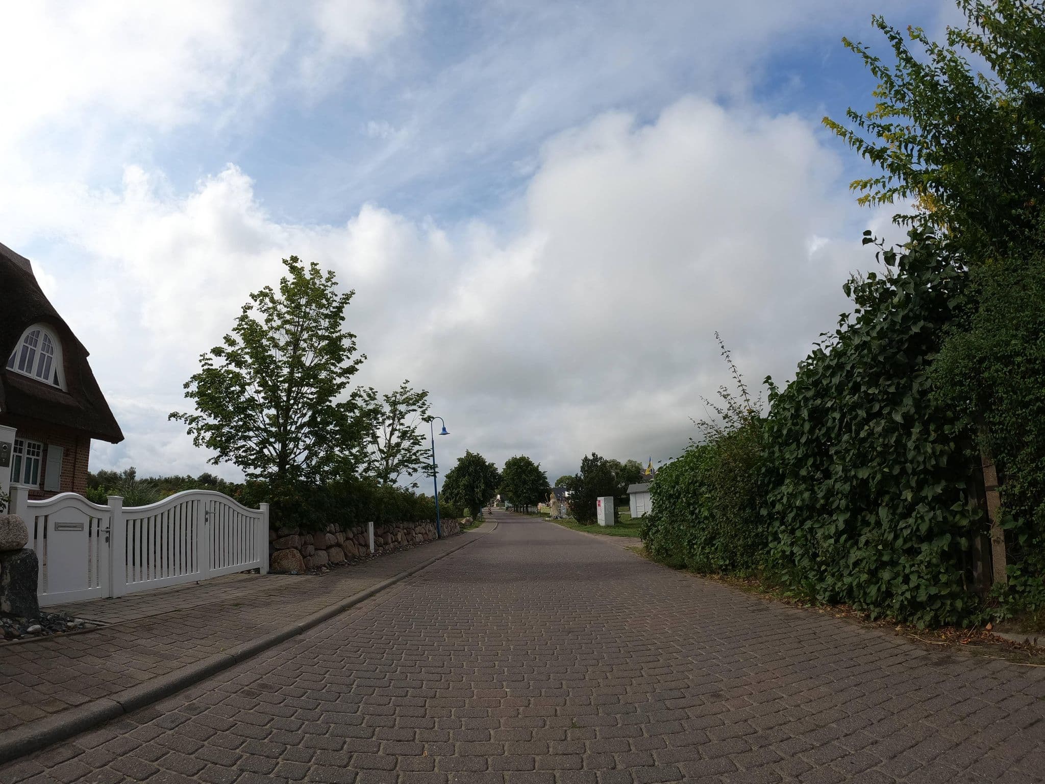 Street view near Ferienanlage Ostseehus, Ostseebad Göhren — © strubbl (CC BY-SA · Mapillary)