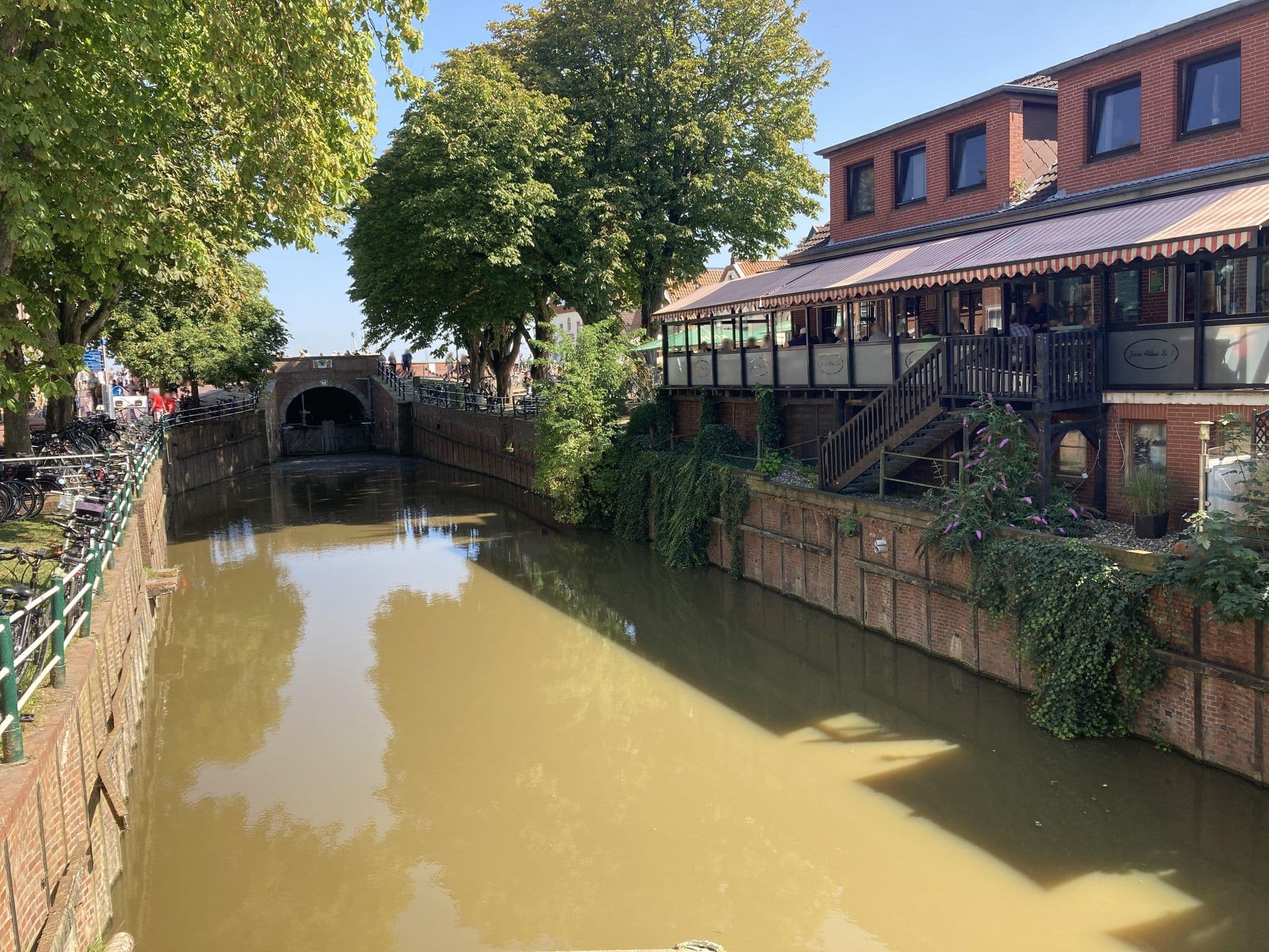 Street view near Zum alten Siel, Greetsiel — © herrmannt (CC BY-SA · Mapillary)