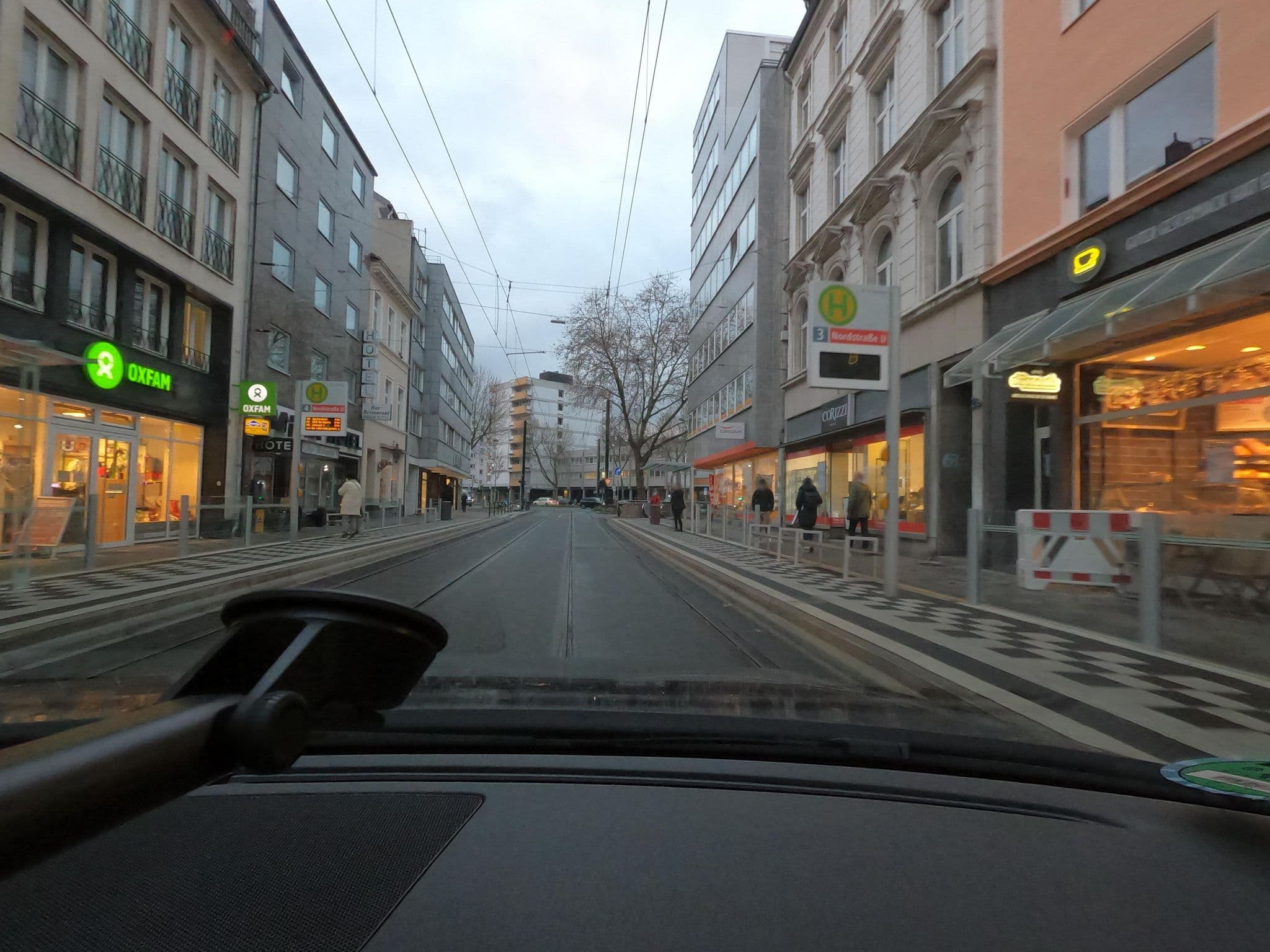 Street view near Hansa Hotel, Düsseldorf-Pempelfort — © saschahaberkorn (CC BY-SA · Mapillary)